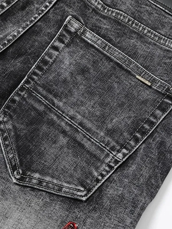 #N05 P246💰 (Top version) AMIRI hot high street jeans slim fit stretch washed knife cut trousers for men AMIRI amiri is transliterated as Emil, which is the name of the founder. Mike Amiri, the founder of amiri, grew up in Los Angeles, USA. He was influenced by local street culture and Punk Rock since childhood, so he founded the amiri brand named after himself. A variety of trendy clothing meets the needs of different trendy players. Amiri clothing has novel and unique styles and is a well-known street brand in the United States. The styles and styles of many clothes are loved by many street photographers. The various clothing styles meet the dressing needs of different people, show their unique temperament, and show the trend of dressing. amiri's jeans are relatively famous. Not only do they have many styles, but the quality of the jeans is also very good. Many celebrities have also worn amiri brand jeans. Color: Picture color Size: 28, 30, 32, 34, 36 28 30 32 34 36 Waist 71 76 81 86 91 Qianlang 26.5 27.5 28.5 29.5 30.5 Hou Lang 37 38 39 40 41 Foot 14 14.8 15.6 16.4 17.2 Foreign Minister 100 102 104 106 107
