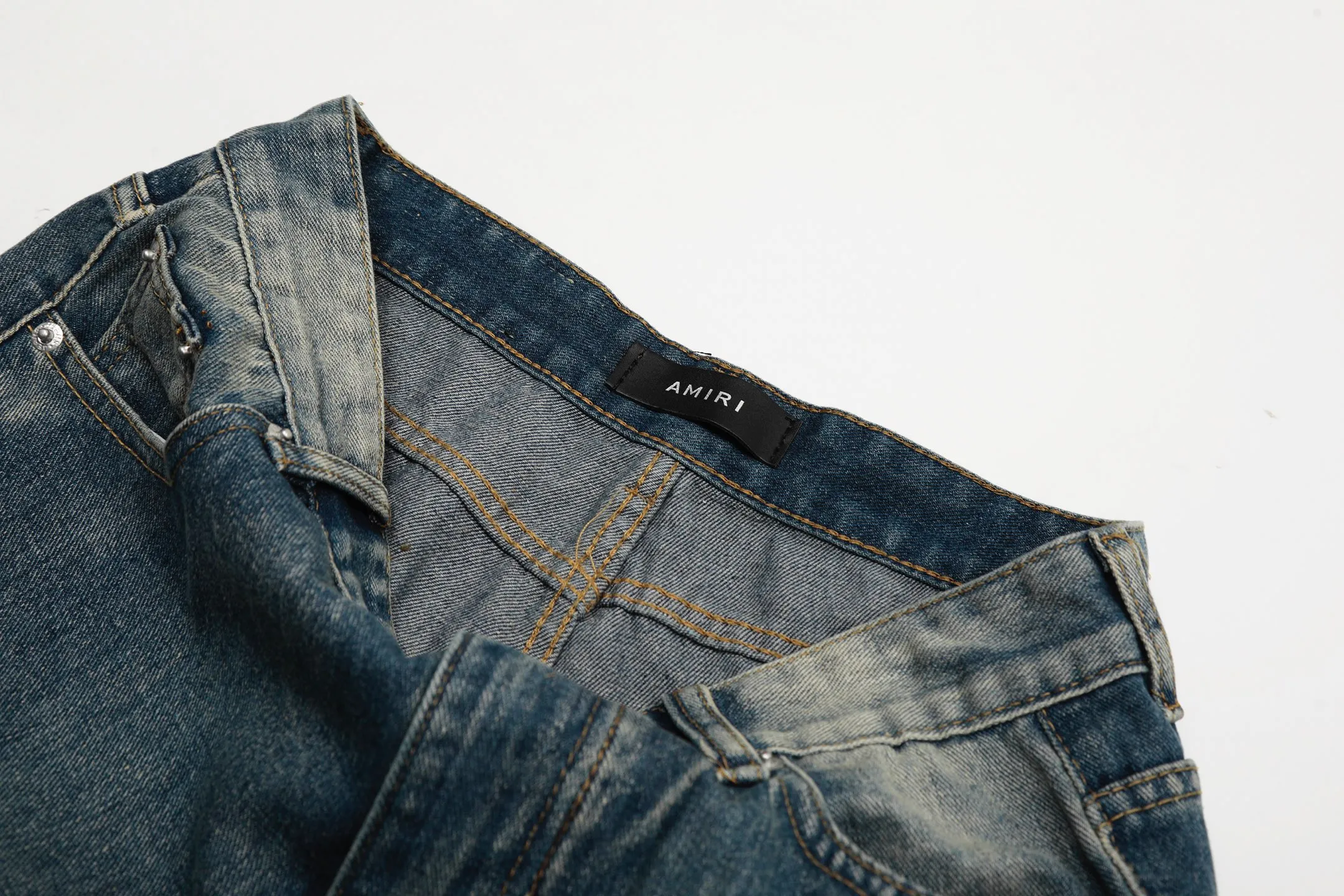 #M13 P168💰 Heavyweight AMIRI MX1 💎High Street Jeans Slim Fit Stretch Washed Knife Cut Hole Trousers FOG High Street Men's Fashion AMIRI Embroidered Patch Jeans amiri is transliterated as Emil, which is the name of the founder. Mike Amiri, the founder of amiri, grew up in Los Angeles, USA, and was influenced by local street culture and Punk Rock since he was a child. Due to his influence, he founded the amiri brand named after himself. A variety of trendy clothing meets the needs of different fashion players. Amiri clothing has novel and unique styles and is a well-known street brand in the United States. The styles and styles of many clothes are loved by many street photographers. The various clothing styles meet the dressing needs of different people, show their unique temperament, and show the trend of dressing. amiri's jeans are relatively famous. Not only do they have many styles, but the quality of the jeans is also very good. Many celebrities have also worn amiri brand jeans.  The jeans of the amiri brand break through the production process and cutting of the original jeans. The fabrics are relatively soft and comfortable, and are not as hard as some jeans, which can irritate the skin and cause the skin to bleed when worn. Los Angeles trendy brand Amiri's jeans are made with great detail from tailoring to texture, adding wrinkles, bullet holes, damage and other details to add to the trendiness of the jeans. You can choose the style that suits you according to your own needs. Only when you wear a suitable style can you have a certain sense of fashion.  In recent years, high street has become a word that appears more and more frequently in men's clothing. High street style has also become an important direction for everyone's matching. High street-related items basically cannot avoid oversize or drop-shoulder tops. The lower body is matched with trackpants or tight-fitting denim. Among them, in my opinion, the most representative one is perhaps annihilation. What I bring to you today is the MX1 patchwork denim worn by many Internet celebrities in Xiaohongshu. It is operated by a Ningbo washing factory. Front and back. The trousers have a beautiful fading color with cat whiskers. Full of high-end feel. Knee-part damage design with leather patchwork design. Already used as facade design. Leather waist nameplate. Customized crotch placket hardware. Engraving and molding. The focus of this style is not on washing, but on the shape and version of the damage. The secret lies in the craftsmanship of the master. The cost of hand-made products such as fraying, machining, knife cutting, etc. is far beyond comparison with assembly line products. Color: Picture color Size: 30-32-34-36