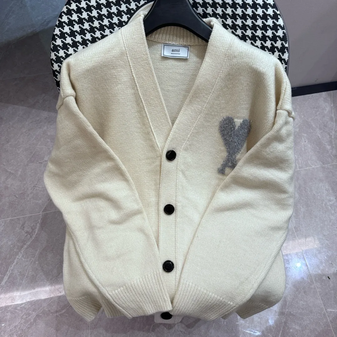🅿️380 AMI exclusive first release🍒Original quality Ami * 24 autumn and winter official website synchronization Luxurious and high-end silver love heart embroidered cardigan jacket Customized imported alpaca yarn with unparalleled texture Quality control must be included High-profile commuter style Silver love logo embellishment low-key luxury V-neck H-shaped design is simple and elegant Classic style temperament is elegant and versatile, a must-have fashionable high-end item