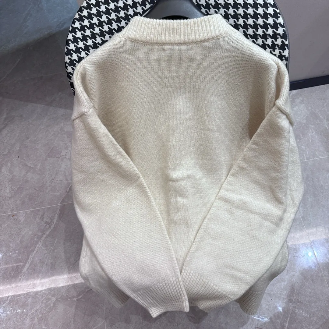 🅿️380 AMI exclusive first release🍒Original quality Ami * 24 autumn and winter official website synchronization Luxurious and high-end silver love heart embroidered cardigan jacket Customized imported alpaca yarn with unparalleled texture Quality control must be included High-profile commuter style Silver love logo embellishment low-key luxury V-neck H-shaped design is simple and elegant Classic style temperament is elegant and versatile, a must-have fashionable high-end item