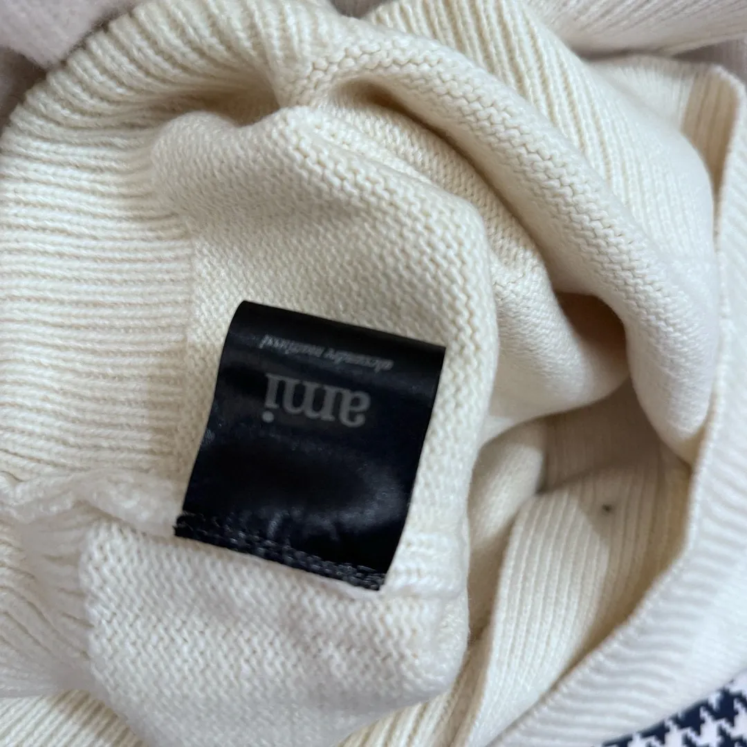 🅿️380 AMI exclusive first release🍒Original quality Ami * 24 autumn and winter official website synchronization Luxurious and high-end silver love heart embroidered cardigan jacket Customized imported alpaca yarn with unparalleled texture Quality control must be included High-profile commuter style Silver love logo embellishment low-key luxury V-neck H-shaped design is simple and elegant Classic style temperament is elegant and versatile, a must-have fashionable high-end item