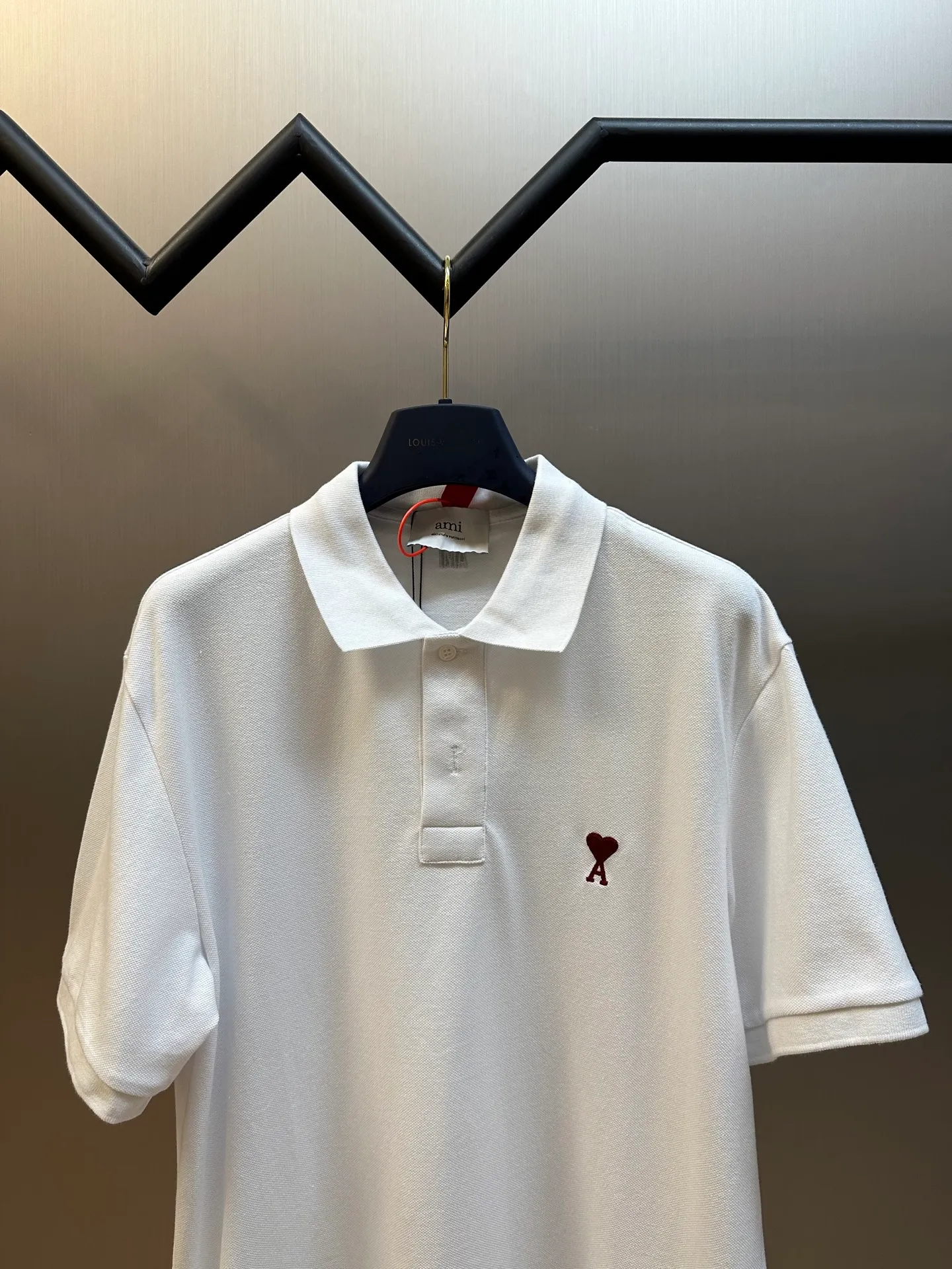 🅿️310 Ami Paris Love Embroidered Polo Shirt is made of custom-made Dreamweaver honeycomb cotton. A bright red love heart appears on the chest like a work of art. It complements the AMI embroidery on the back and adds brand recognition.  Adopt imported machine embroidery technology, use advanced computer control system and precision mechanical components to realize Ami love embroidery work size: s m l xl