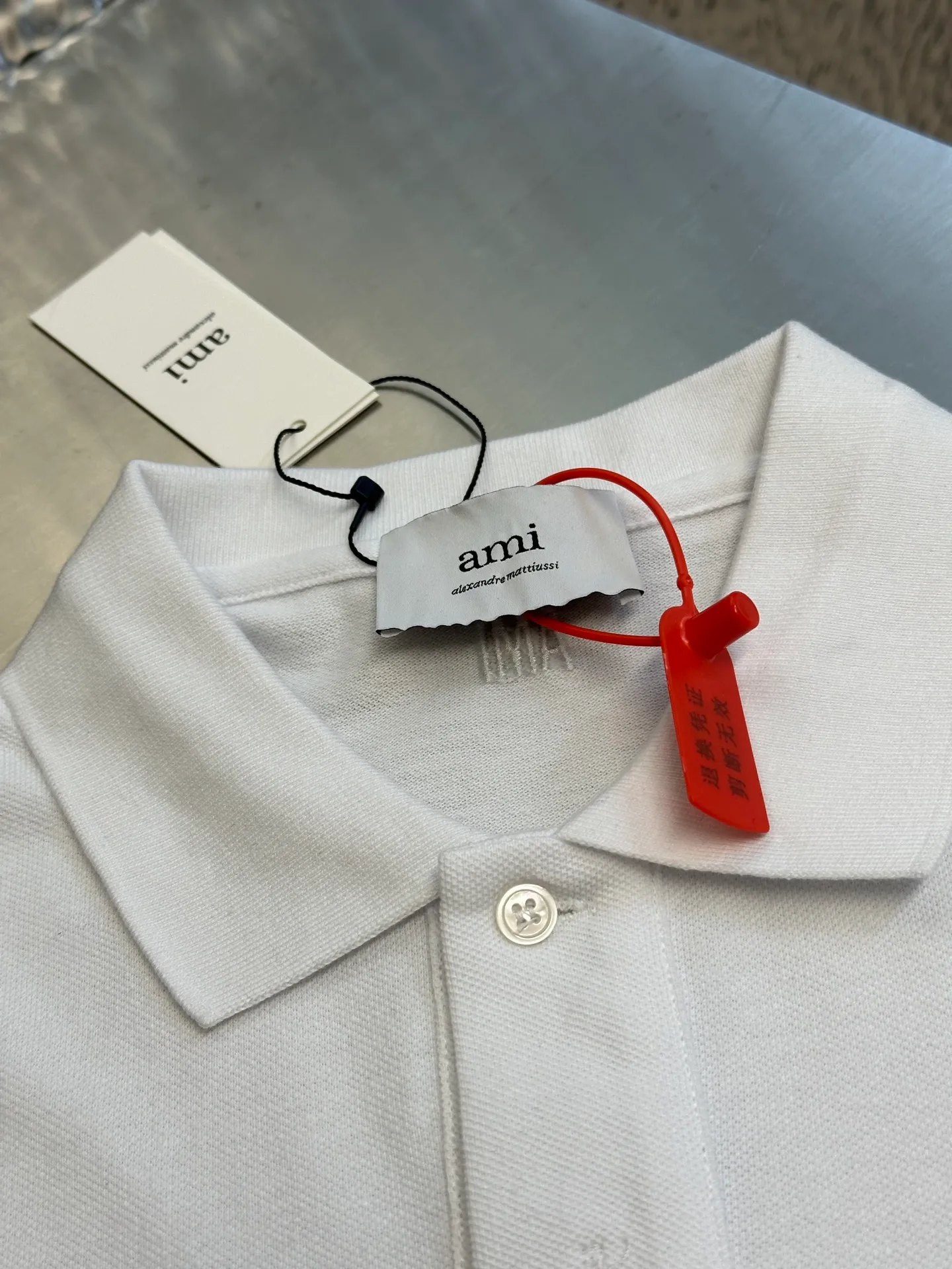 🅿️310 Ami Paris Love Embroidered Polo Shirt is made of custom-made Dreamweaver honeycomb cotton. A bright red love heart appears on the chest like a work of art. It complements the AMI embroidery on the back and adds brand recognition.  Adopt imported machine embroidery technology, use advanced computer control system and precision mechanical components to realize Ami love embroidery work size: s m l xl