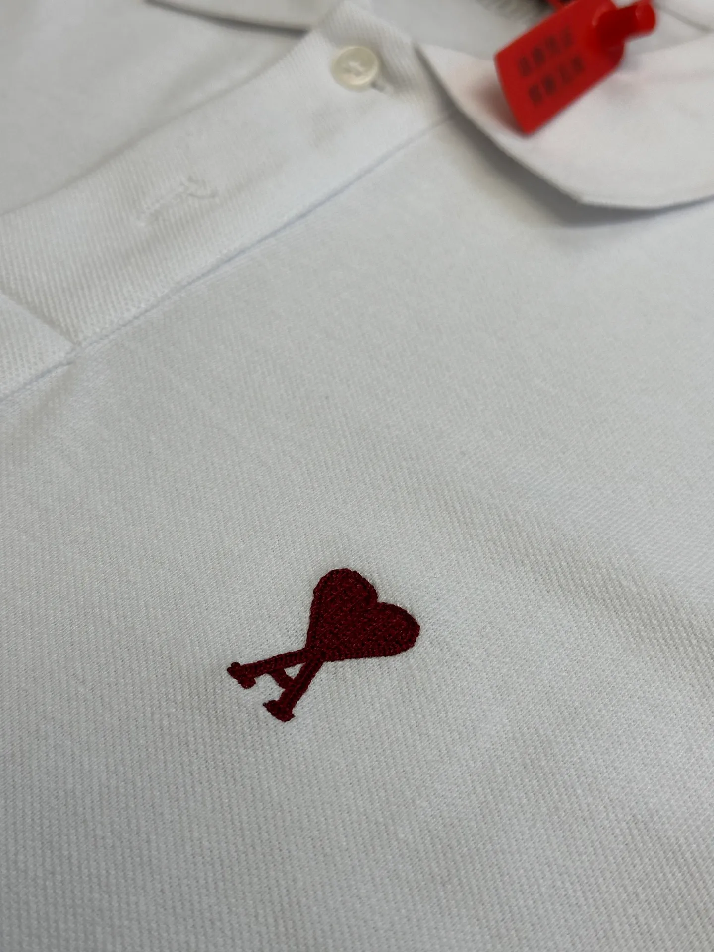 🅿️310 Ami Paris Love Embroidered Polo Shirt is made of custom-made Dreamweaver honeycomb cotton. A bright red love heart appears on the chest like a work of art. It complements the AMI embroidery on the back and adds brand recognition.  Adopt imported machine embroidery technology, use advanced computer control system and precision mechanical components to realize Ami love embroidery work size: s m l xl