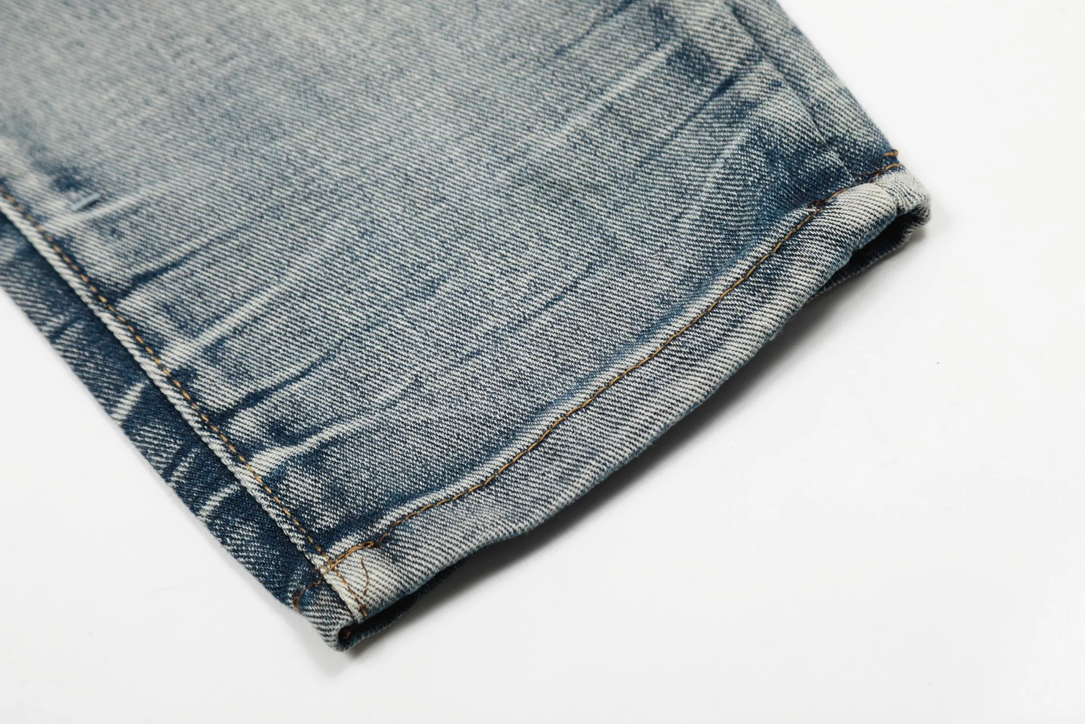 #M32 P168💰 Amiri classic embroidered leather ripped letter jeans slim fit jeans. Produced by a major washed factory. Full of high-end. Partial destruction of the knees and patchwork design. Already used as a facade design. Leather waist nameplate. The focus of this style is not on the washing, but on the destroyed shape and version. The secret lies in the craftsmanship of the master. The cost of post-processing, grinding, cutting, etc. is far beyond the cost of assembly line products. Color: Picture color Size: 30-32-34-36