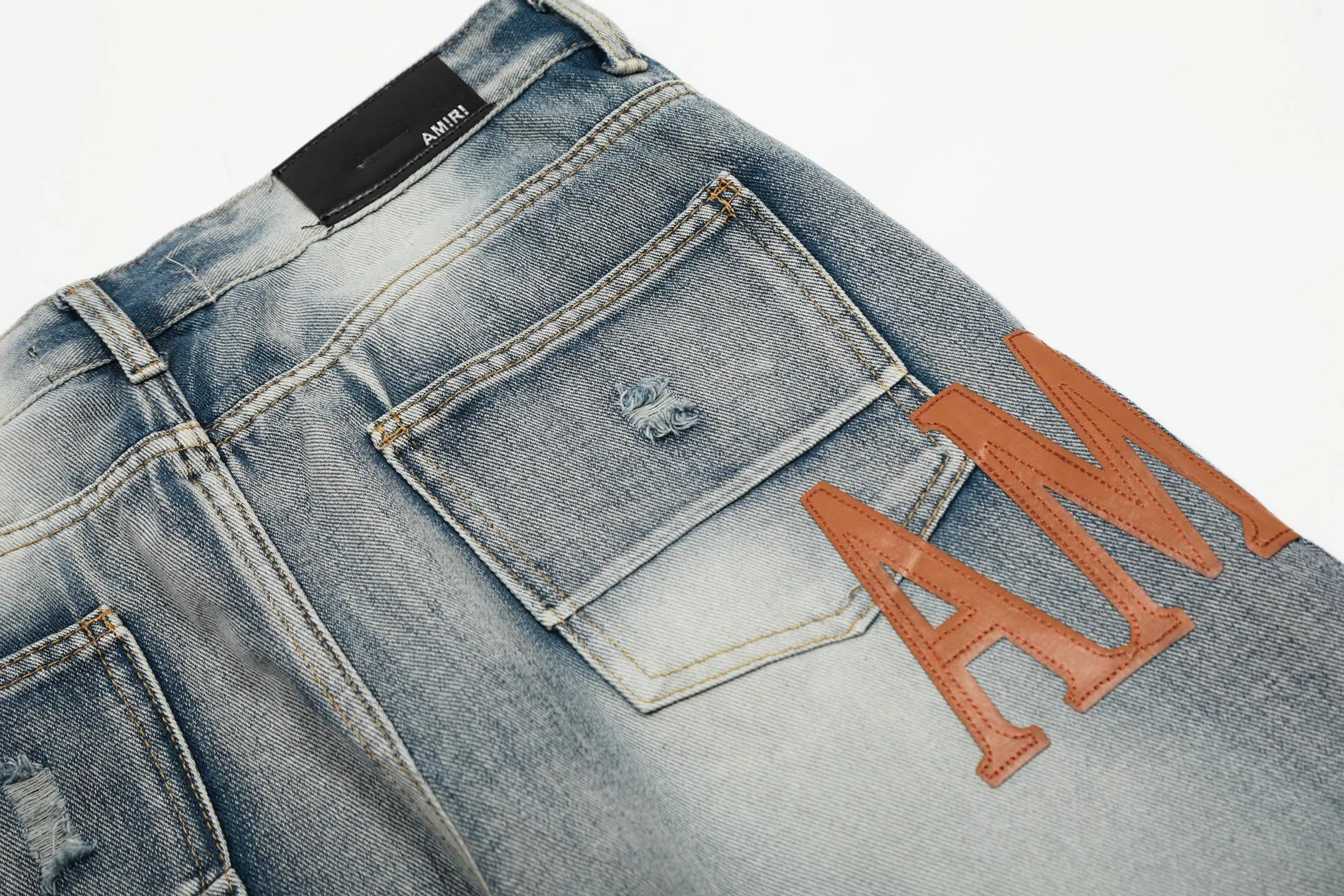 #M32 P168💰 Amiri classic embroidered leather ripped letter jeans slim fit jeans. Produced by a major washed factory. Full of high-end. Partial destruction of the knees and patchwork design. Already used as a facade design. Leather waist nameplate. The focus of this style is not on the washing, but on the destroyed shape and version. The secret lies in the craftsmanship of the master. The cost of post-processing, grinding, cutting, etc. is far beyond the cost of assembly line products. Color: Picture color Size: 30-32-34-36
