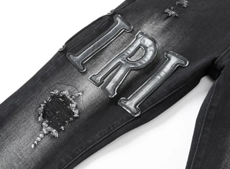 #N04 P246💰 (Extreme Version) AMIRI High Street Jeans Slim Fit Stretch Washed Knife Cut Hole Pants Men's Fashion AMIRI amiri is transliterated as Emil, which is the name of the founder. Mike Amiri, the founder of amiri, grew up in Los Angeles, USA. He was influenced by local street culture and Punk Rock since childhood, so he founded the amiri brand named after himself. A variety of trendy clothing meets the needs of different fashion players. Amiri clothing has novel and unique styles and is a well-known street brand in the United States. The styles and styles of many clothes are loved by many street photographers. The various clothing styles meet the dressing needs of different people, show their unique temperament, and show the trend of dressing. amiri's jeans are relatively famous. Not only do they have many styles, but the quality of the jeans is also very good. Many celebrities have also worn amiri brand jeans. Color: Picture color Size: 28, 30, 32, 34, 36 28 30 32 34 36 Waist 71 76 81 86 91 Qianlang 26.5 27.5 28.5 29.5 30.5 Hou Lang 37 38 39 40 41 Foot 14 14.8 15.6 16.4 17.2 Foreign Minister 100 102 104 106 107