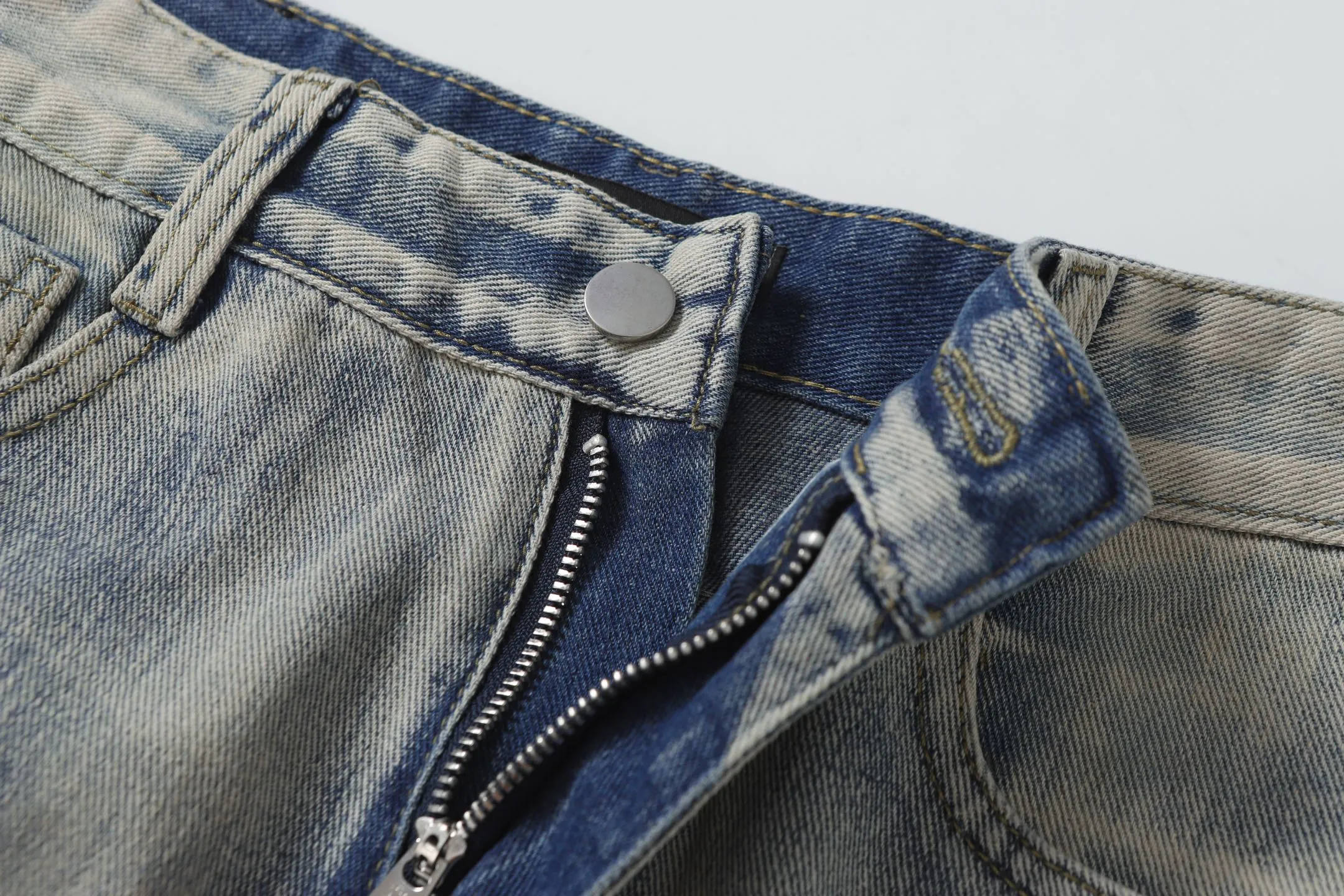 P236 Actual photo [High quality] Code: B07 Color: Picture color Size: S to XXXL AMIRI patch embroidery jeans trousers AMIRI high street basic ripped loose casual versatile jeans trousers amiri brand jeans break the production process and cutting of the original jeans, the fabrics are softer and more comfortable Hand-sewn collar label Customized logo buttons Genuine leather tag Color: Picture color Size Pants length Waist Hips Unit cm S 98 68 100 M 99 72 104 L 100 76 108 XL 101 80 112 XXL 102 84 116 XXXL 103 88 120
