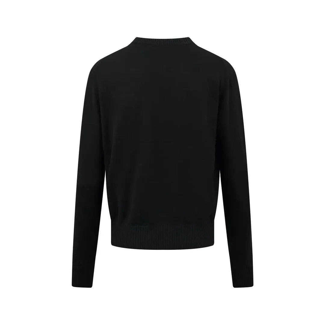 🅿️400 Ami red love embroidered crew neck sweater (black). The original purchase was 3,100 and developed. The fabric is made of custom-woven luxurious and ultra-fine merino wool. It is soft and delicate, comfortable and close to the skin. The main color is deep black. A bright red love heart jumps on the chest, adding a touch of agility and playfulness. The brand is highly recognizable. It is the ultimate simplification of color, and it conveys the love and persistence of life. Encounter the ultimate simplicity, the well-deserved king of all-matching, using imported machine embroidery technology. Using advanced computer control systems and precision mechanical components, Ami's love embroidery work is realized with high precision. The lines are smooth and delicate. The garments are washed with softening and deodorizing technology. Professional washing equipment and specific detergents are used to deeply clean and deodorize the clothes to improve the feel and appearance of the clothes. Size:S-M-L-XL