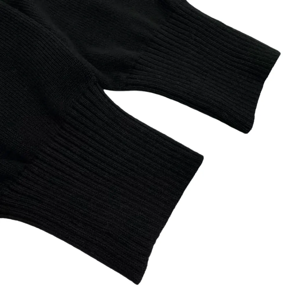 🅿️400 Ami red love embroidered crew neck sweater (black). The original purchase was 3,100 and developed. The fabric is made of custom-woven luxurious and ultra-fine merino wool. It is soft and delicate, comfortable and close to the skin. The main color is deep black. A bright red love heart jumps on the chest, adding a touch of agility and playfulness. The brand is highly recognizable. It is the ultimate simplification of color, and it conveys the love and persistence of life. Encounter the ultimate simplicity, the well-deserved king of all-matching, using imported machine embroidery technology. Using advanced computer control systems and precision mechanical components, Ami's love embroidery work is realized with high precision. The lines are smooth and delicate. The garments are washed with softening and deodorizing technology. Professional washing equipment and specific detergents are used to deeply clean and deodorize the clothes to improve the feel and appearance of the clothes. Size:S-M-L-XL