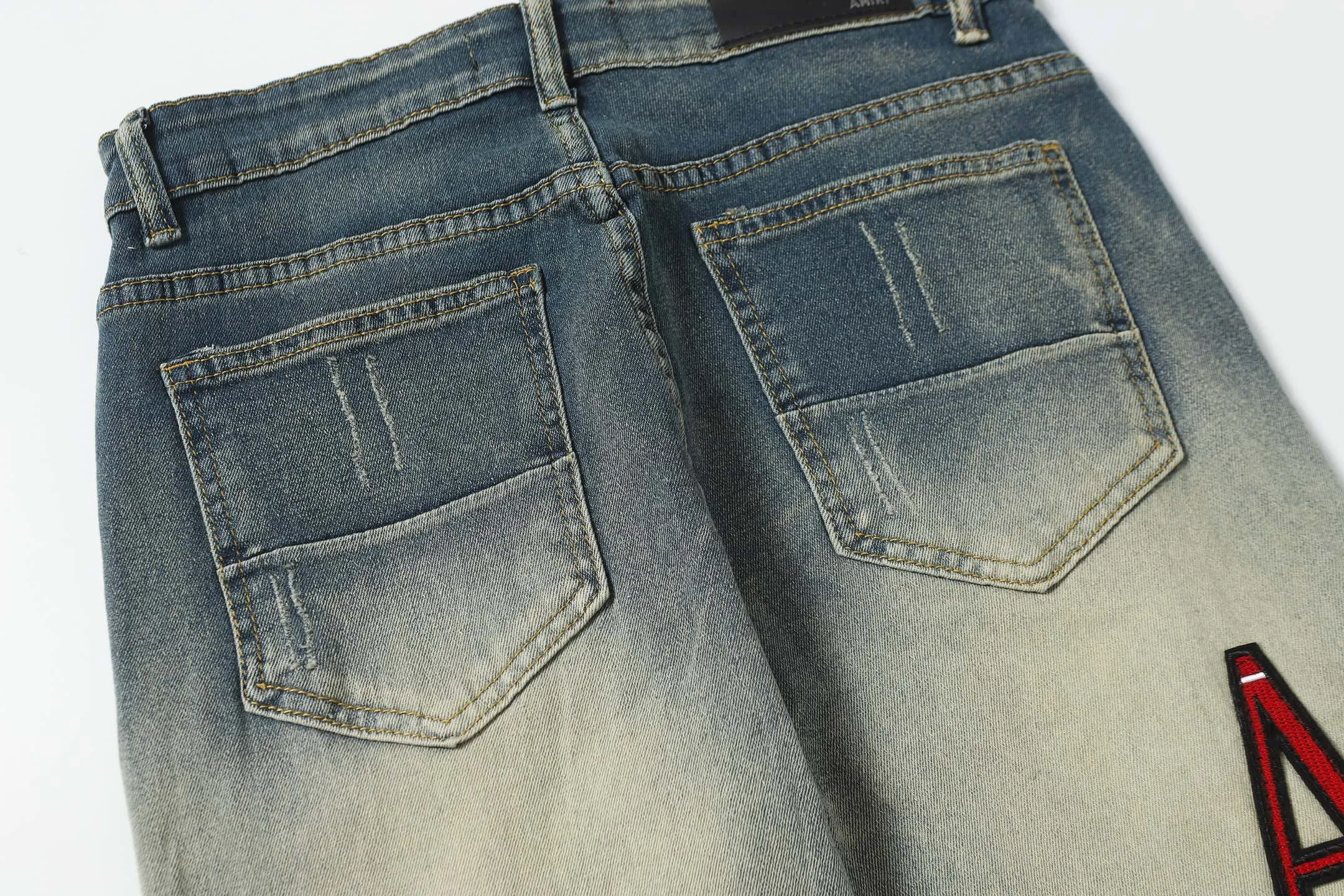P280 AMIRI 25ss patch embroidery jeans trousers AMIRI high street basic ripped loose casual versatile jeans trousers amiri brand jeans break the production process and cutting of the original jeans, the fabrics are softer and more comfortable Hand-sewn collar label Customized logo buttons Genuine leather tag Color: Picture color Code number: 28-36