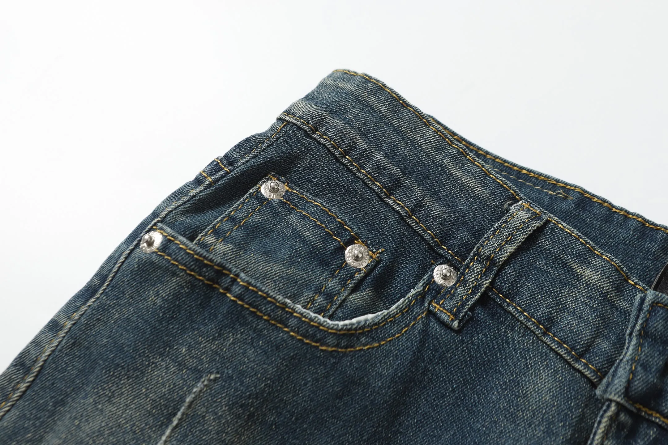 P280 AMIRI 25ss patch embroidery jeans trousers AMIRI high street basic ripped loose casual versatile jeans trousers amiri brand jeans break the production process and cutting of the original jeans, the fabrics are softer and more comfortable Hand-sewn collar label Customized logo buttons Genuine leather tag Color: Picture color Code number: 28-36