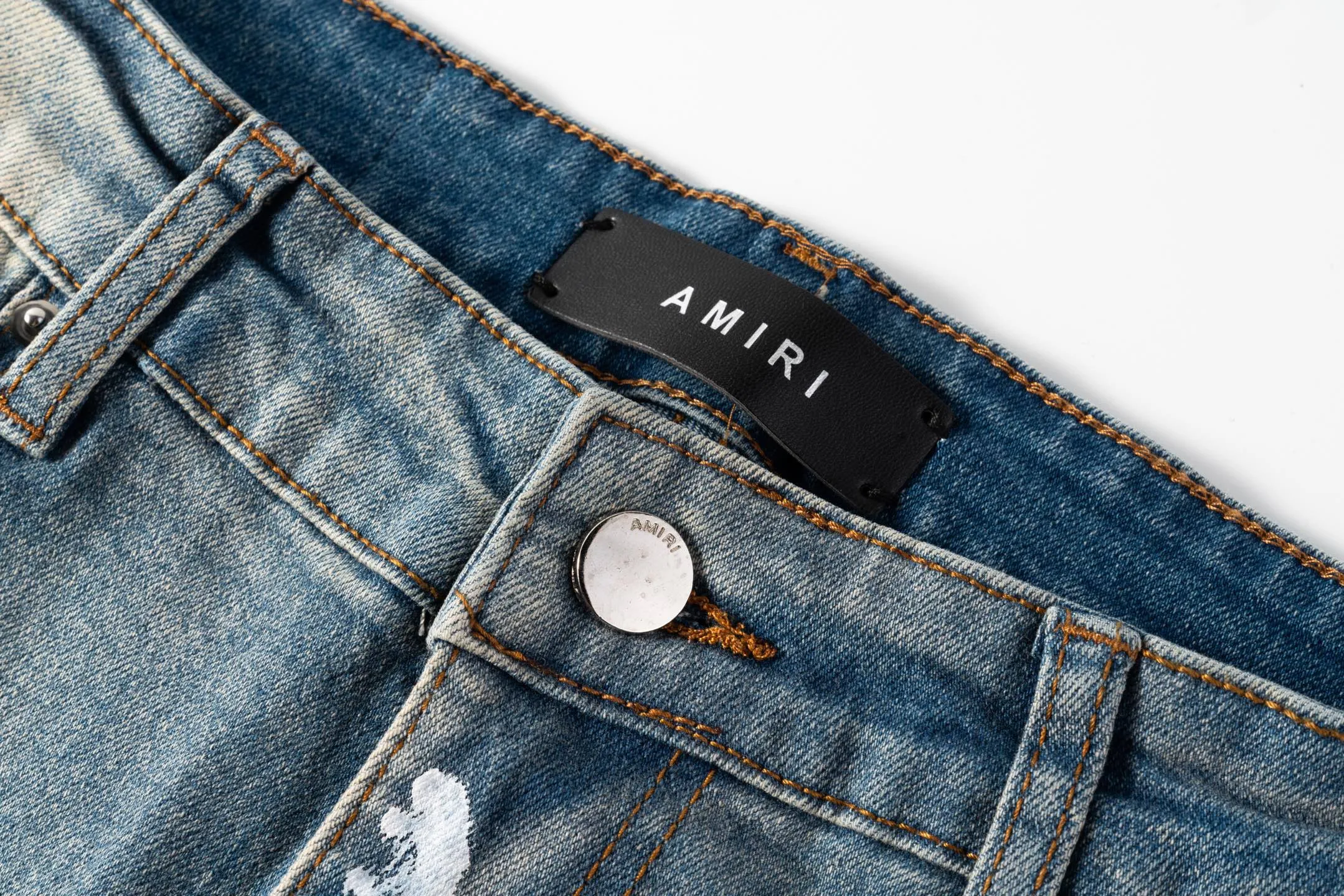 P220 running volume) AMIRI, a trendy brand originating from Los Angeles, was founded by Mike Amiri, who was deeply influenced by street culture and Punk Rock. Its clothing styles are novel and unique, meeting the needs of different fashion players, especially jeans, which are of excellent quality and have been worn by many celebrities. Breaking the traditional production process and cutting, the fabric is soft and skin-friendly, and the details include wrinkles, bullet holes, damage and other designs, making it full of trend. Today I brought you these high street slim jeans with splashes of ink, hot diamonds, white diamonds and washed distressed holes. They are the same style worn by many internet celebrities in Xiaohongshu. Carefully processed by a large washing factory in Ningbo, the front, back, and trouser legs are perfectly faded, giving you a sense of high-end. The destroyed design of the knee part is matched with patchwork leather, which is full of personality. The leather waist nameplate shows the quality, and the custom-made crotch placket hardware is also engraved and molded. The essence of this pair of pants is to destroy the shape and pattern. The master manually frays, cuts and cuts the pants later, which is completely different from the assembly line products. Style number: 1708# Size: 28 (S), 30 (M), 32 (L), 34 (XL)