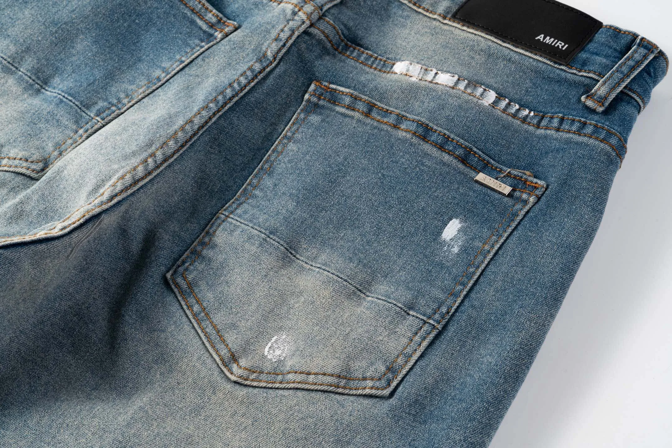 P220 running volume) AMIRI, a trendy brand originating from Los Angeles, was founded by Mike Amiri, who was deeply influenced by street culture and Punk Rock. Its clothing styles are novel and unique, meeting the needs of different fashion players, especially jeans, which are of excellent quality and have been worn by many celebrities. Breaking the traditional production process and cutting, the fabric is soft and skin-friendly, and the details include wrinkles, bullet holes, damage and other designs, making it full of trend. Today I brought you these high street slim jeans with splashes of ink, hot diamonds, white diamonds and washed distressed holes. They are the same style worn by many internet celebrities in Xiaohongshu. Carefully processed by a large washing factory in Ningbo, the front, back, and trouser legs are perfectly faded, giving you a sense of high-end. The destroyed design of the knee part is matched with patchwork leather, which is full of personality. The leather waist nameplate shows the quality, and the custom-made crotch placket hardware is also engraved and molded. The essence of this pair of pants is to destroy the shape and pattern. The master manually frays, cuts and cuts the pants later, which is completely different from the assembly line products. Style number: 1708# Size: 28 (S), 30 (M), 32 (L), 34 (XL)