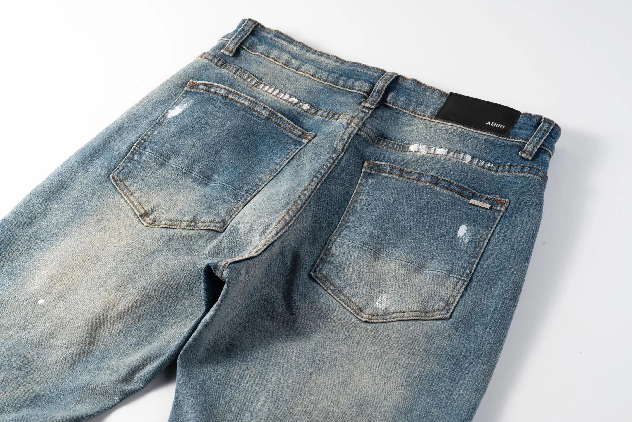 P220 running volume) AMIRI, a trendy brand originating from Los Angeles, was founded by Mike Amiri, who was deeply influenced by street culture and Punk Rock. Its clothing styles are novel and unique, meeting the needs of different fashion players, especially jeans, which are of excellent quality and have been worn by many celebrities. Breaking the traditional production process and cutting, the fabric is soft and skin-friendly, and the details include wrinkles, bullet holes, damage and other designs, making it full of trend. Today I brought you these high street slim jeans with splashes of ink, hot diamonds, white diamonds and washed distressed holes. They are the same style worn by many internet celebrities in Xiaohongshu. Carefully processed by a large washing factory in Ningbo, the front, back, and trouser legs are perfectly faded, giving you a sense of high-end. The destroyed design of the knee part is matched with patchwork leather, which is full of personality. The leather waist nameplate shows the quality, and the custom-made crotch placket hardware is also engraved and molded. The essence of this pair of pants is to destroy the shape and pattern. The master manually frays, cuts and cuts the pants later, which is completely different from the assembly line products. Style number: 1708# Size: 28 (S), 30 (M), 32 (L), 34 (XL)