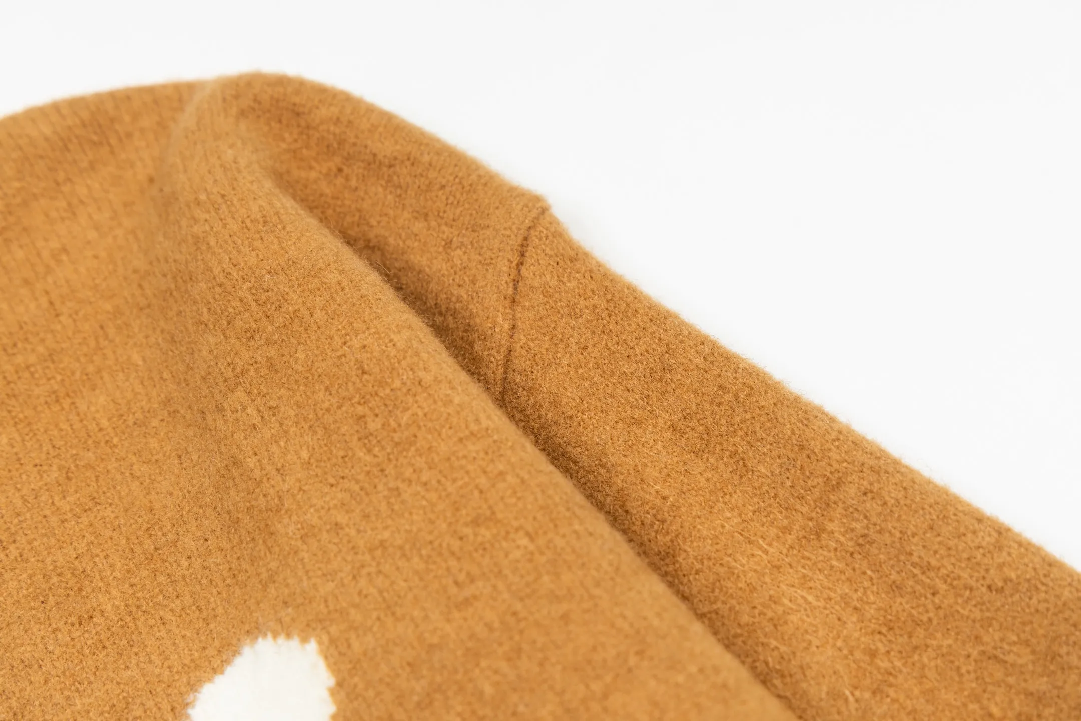 🅿️500 [Exclusive supply] Ami love jacquard crew neck sweater (brown) The original version was purchased for 2,442 and developed. The fabric is made of alpaca wool to maintain a stable shape. The stitching is even and firm, and the details are meticulously handled, reflecting the brand's strict control over quality. The overall design is simple and elegant, suitable for various occasions. Whether it is business or leisure, it can show an elegant and decent style. The overall wiring is straight and delicate, the fabric is comfortable and soft, and the color is consistent without color difference. It can be matched with the same style to create a fashionable look, and can be used in various occasions. Customized accessories, complete with three standards, the same style for men and women. Size:S-M-L-XL