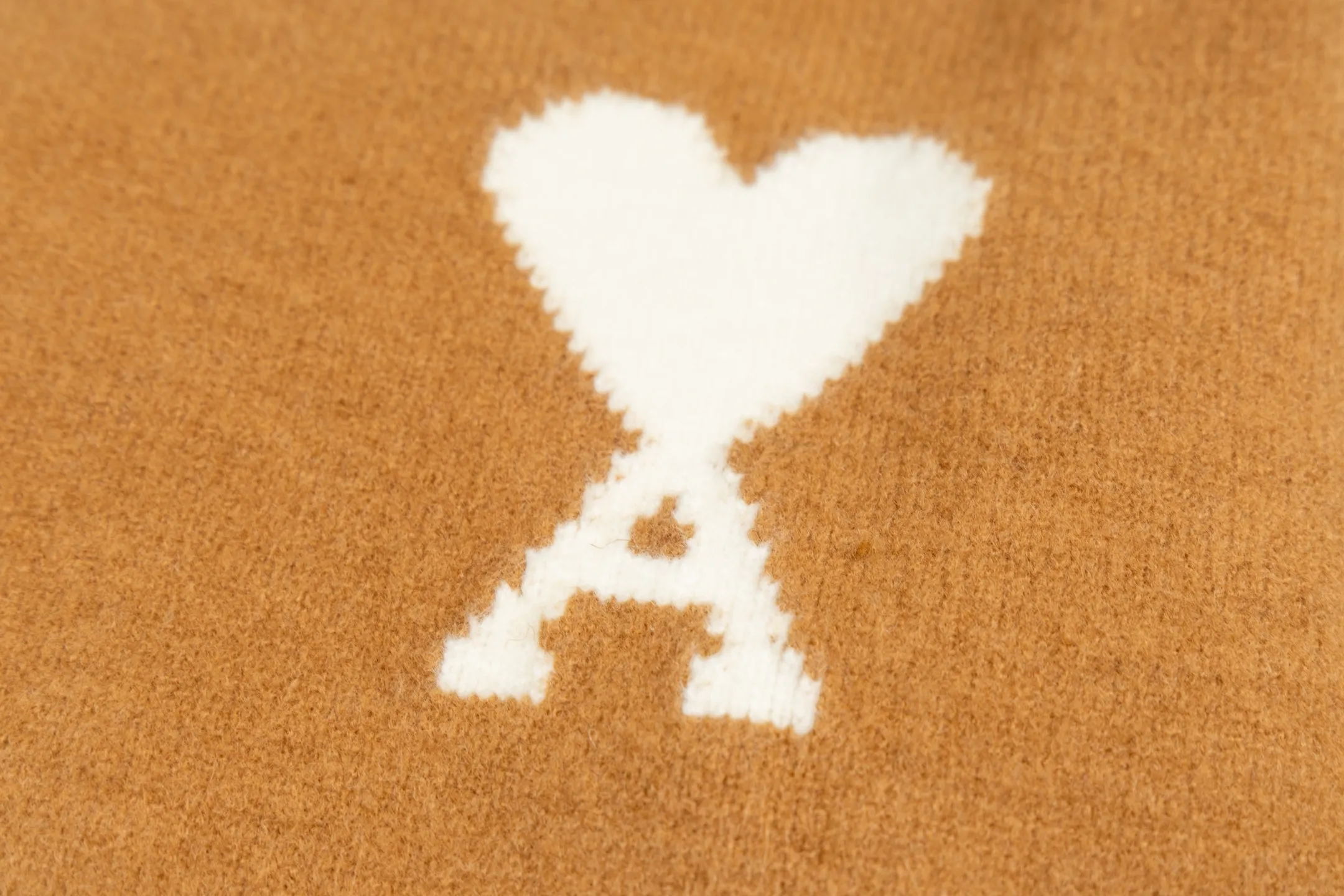 🅿️500 [Exclusive supply] Ami love jacquard crew neck sweater (brown) The original version was purchased for 2,442 and developed. The fabric is made of alpaca wool to maintain a stable shape. The stitching is even and firm, and the details are meticulously handled, reflecting the brand's strict control over quality. The overall design is simple and elegant, suitable for various occasions. Whether it is business or leisure, it can show an elegant and decent style. The overall wiring is straight and delicate, the fabric is comfortable and soft, and the color is consistent without color difference. It can be matched with the same style to create a fashionable look, and can be used in various occasions. Customized accessories, complete with three standards, the same style for men and women. Size:S-M-L-XL