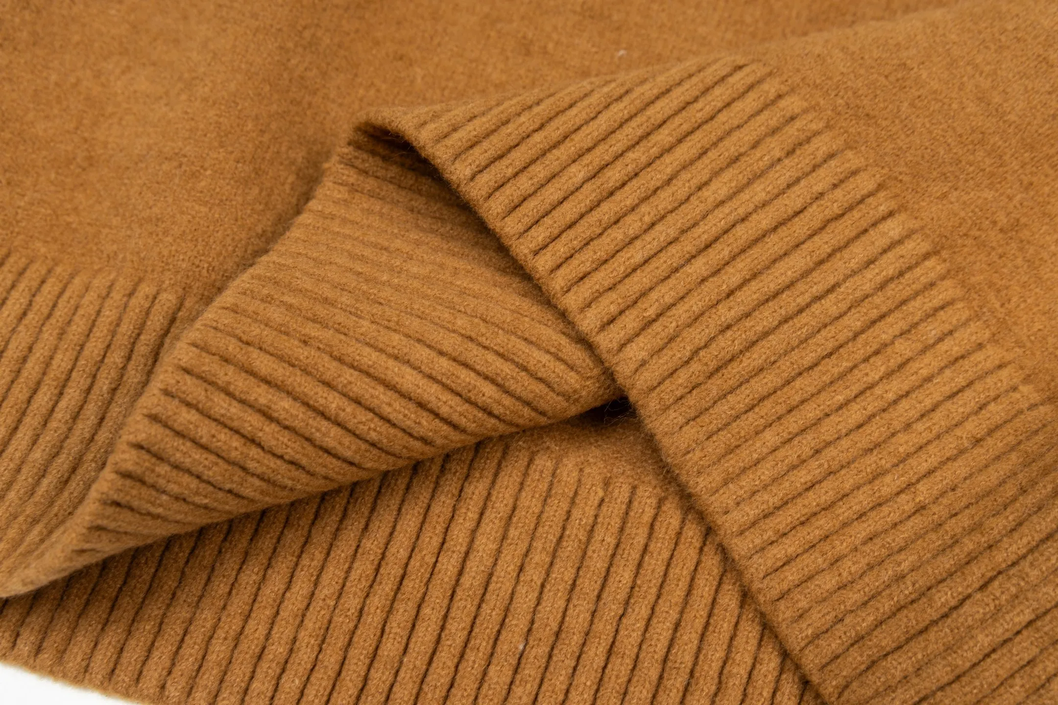 🅿️500 [Exclusive supply] Ami love jacquard crew neck sweater (brown) The original version was purchased for 2,442 and developed. The fabric is made of alpaca wool to maintain a stable shape. The stitching is even and firm, and the details are meticulously handled, reflecting the brand's strict control over quality. The overall design is simple and elegant, suitable for various occasions. Whether it is business or leisure, it can show an elegant and decent style. The overall wiring is straight and delicate, the fabric is comfortable and soft, and the color is consistent without color difference. It can be matched with the same style to create a fashionable look, and can be used in various occasions. Customized accessories, complete with three standards, the same style for men and women. Size:S-M-L-XL