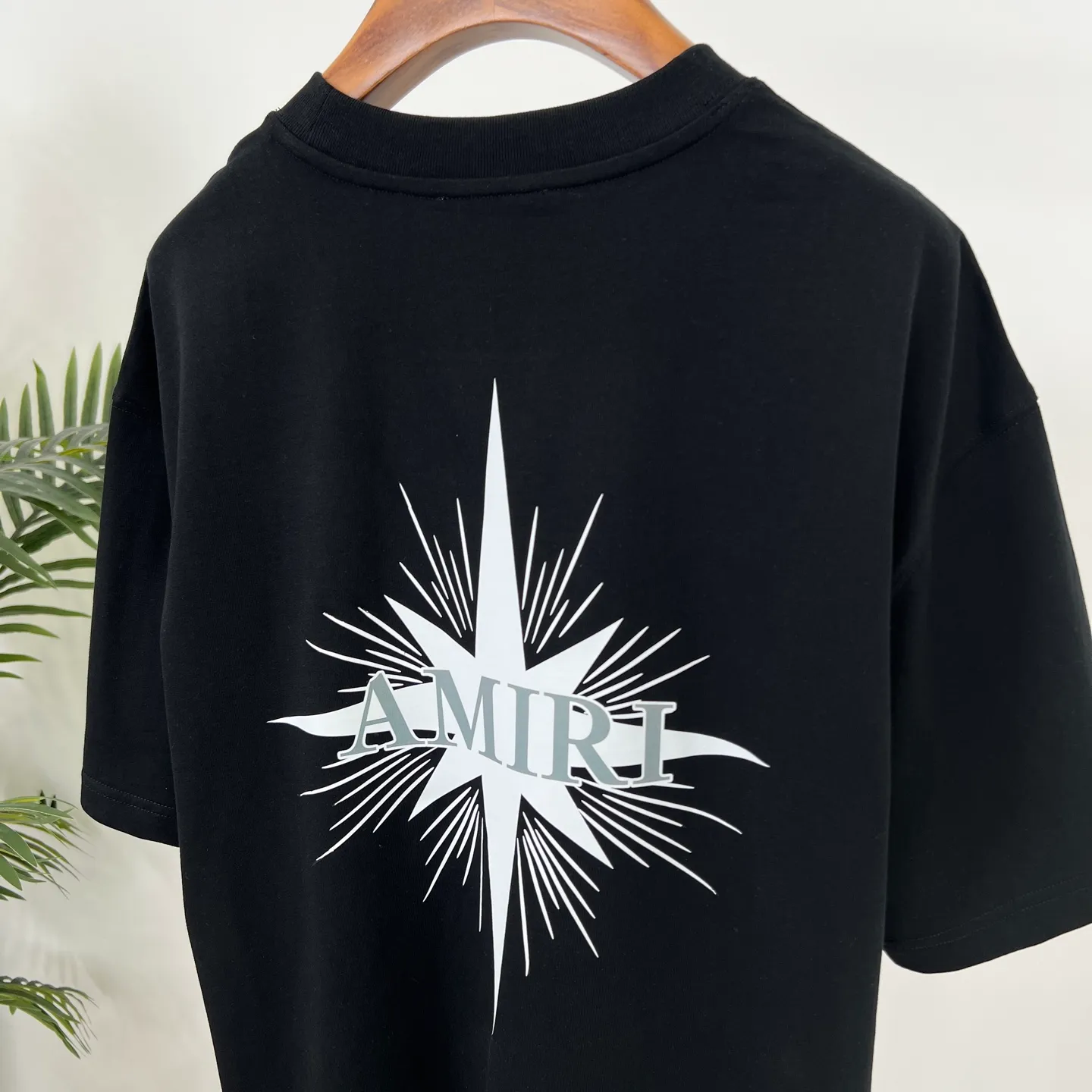 P160 AMIRI 25 summer short sleeves are awesome! The letter logo print is full of personality, the pure cotton fabric is comfortable and breathable, and the loose fit is versatile and casual~ Color: Single black Size: S-XXL