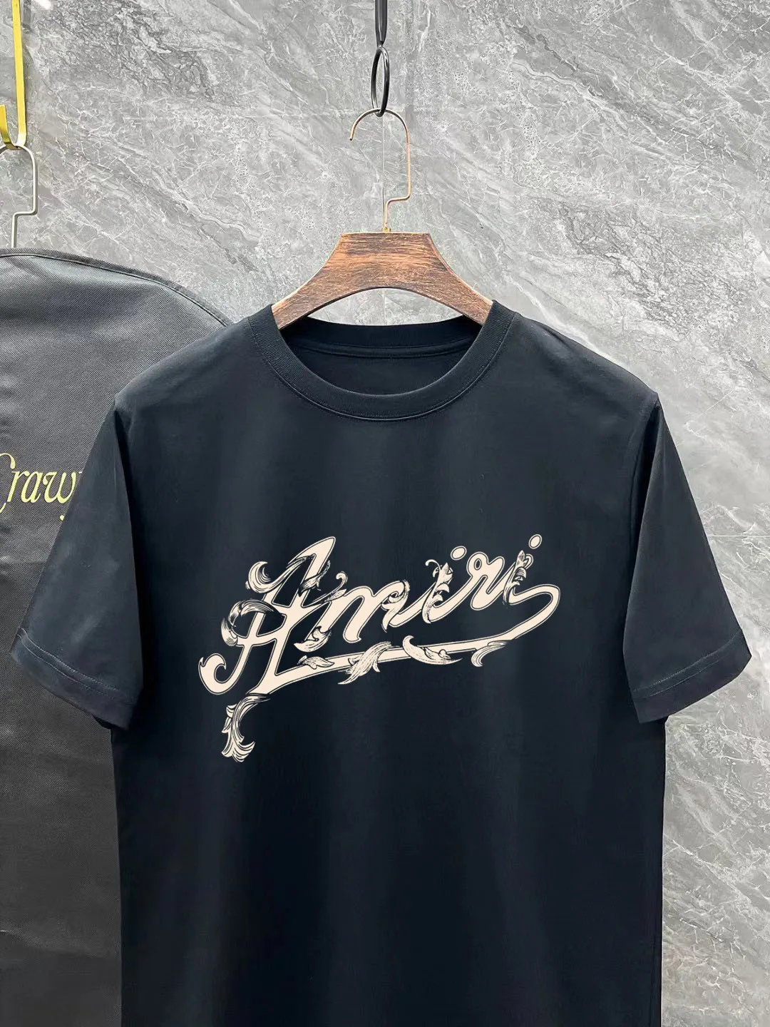 P140 AMIRI# 2025 spring and summer new style debut counter, the latest short-sleeved round neck T-shirt, high-end custom design, avant-garde and fashionable! The brand logo is designed with heavy craftsmanship. High-end customized 260g fabric. Soft to the touch. Comfortable to wear. Exquisite stitching at the counter level. Fine workmanship. The upper body effect is incomparably handsome! A must-have item for a stylish man! Color: black. White! Size: S-2XL
