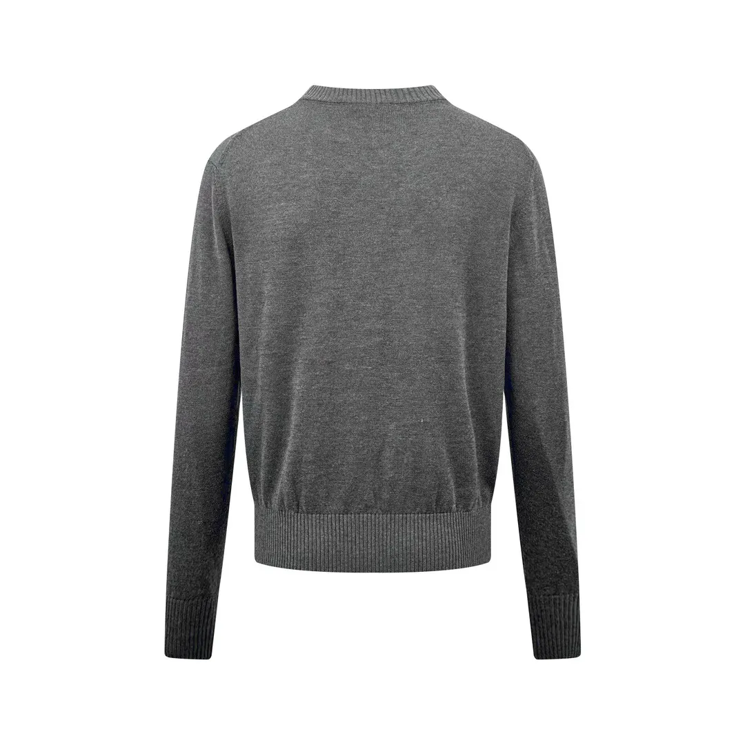 🅿️400 Ami red love heart embroidered crew neck sweater (grey). The original purchase was 2,900 and developed. The fabric is made of custom-woven luxurious and ultra-fine merino wool. It is soft and delicate, comfortable and close to the skin. It is mainly made of high-end gray. A bright red love heart jumps on the chest, adding a touch of agility and playfulness. The brand is highly recognizable. It is the ultimate simplification of color. It also conveys the love and persistence of life. Meet the ultimate simplicity. The well-deserved king of all-match uses imported machine embroidery technology. It uses advanced computer control systems and precision mechanical components to achieve Ami love embroidery operations with high precision. The lines are smooth and delicate. The garments are washed with softening and deodorizing technology. Professional washing equipment and specific detergents are used to deeply clean and deodorize the clothes to improve the feel and appearance of the clothes. Size:S-M-L-XL