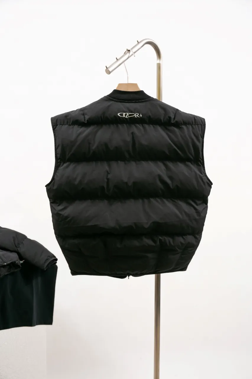 DIOR AND LEWIS HAMILTON JACKET Black technical fabric with removable sleeves This jacket is from the DIOR AND LEWIS HAMILTON limited series. Crafted from black technical fabric and embellished with DIOR AND LEWIS HAMILTON embroidery, the graphic design highlights the iconic Dior signature. With detachable sleeves, it can be worn in two different ways. It can be paired with jeans to create a low-key sporty look. DIOR AND LEWIS HAMILTON Embroidery and zip Knitted collar Detachable sleeves Front and internal flapless pockets Body: 100% nylon, Lining: 100% nylon