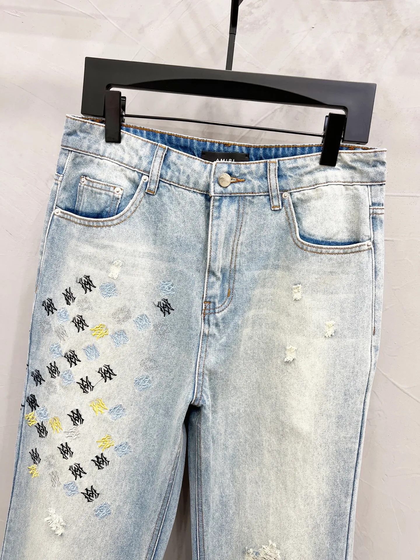 P270 Style number: [M930] AMIRI SS25 logo appliqué embroidered straight jeans for men and women, indigo blue, top ceiling quality, styles with different wash textures, very friendly to people with thin legs and thick legs, the straight slim fit is very flattering to the leg shape, timeless moderate length, easy to match with, basic styling for various styles, a must-have in the wardrobe! The fabric is stiff but also makes the upper body soft without losing texture. The washing process is even more perfect. It is a must-have item for everyone! ! ! Washed wheat, hang tag, pants label, three labels complete Color: blue Size: 30, 32, 34, 36