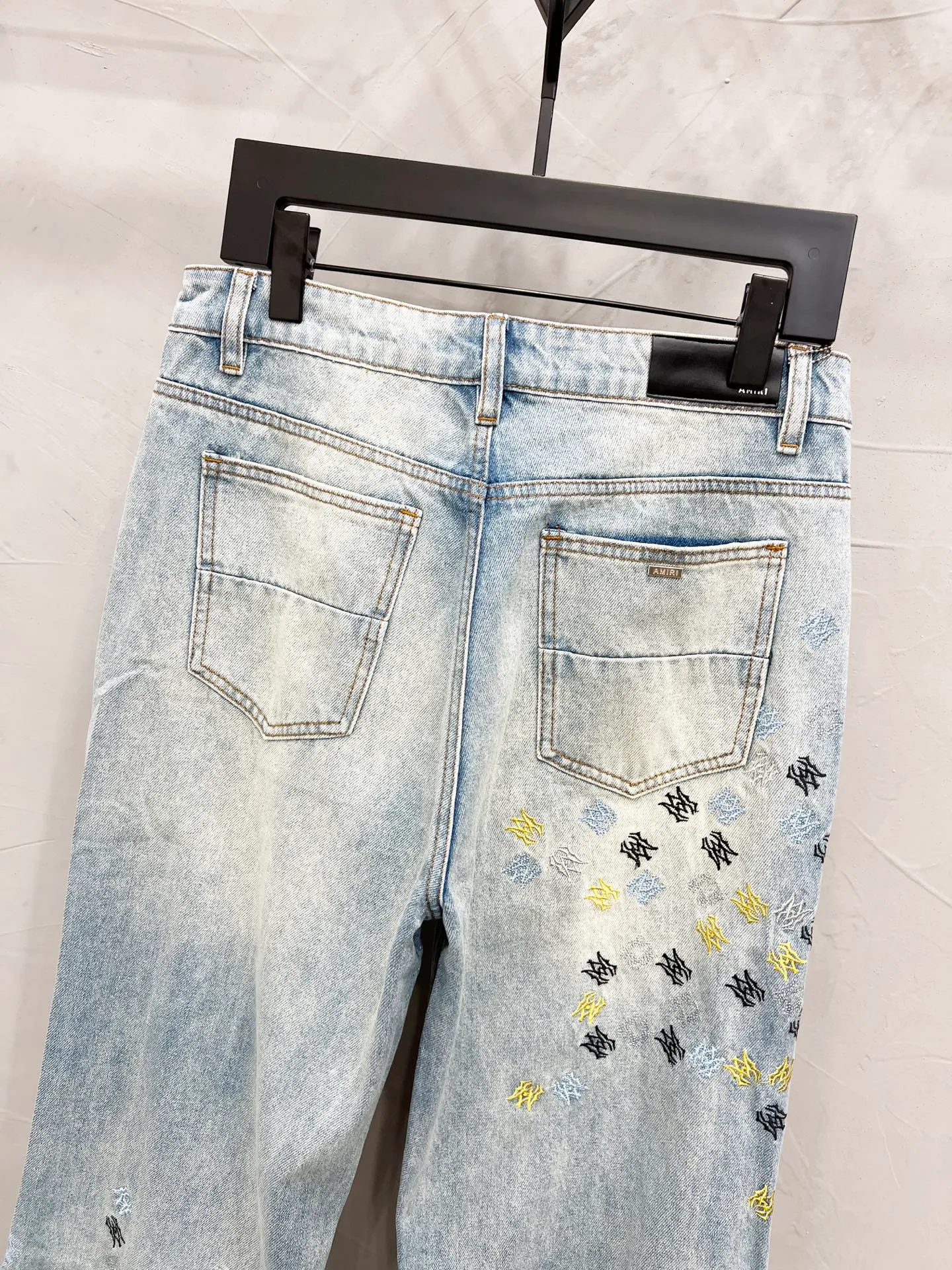 P270 Style number: [M930] AMIRI SS25 logo appliqué embroidered straight jeans for men and women, indigo blue, top ceiling quality, styles with different wash textures, very friendly to people with thin legs and thick legs, the straight slim fit is very flattering to the leg shape, timeless moderate length, easy to match with, basic styling for various styles, a must-have in the wardrobe! The fabric is stiff but also makes the upper body soft without losing texture. The washing process is even more perfect. It is a must-have item for everyone! ! ! Washed wheat, hang tag, pants label, three labels complete Color: blue Size: 30, 32, 34, 36