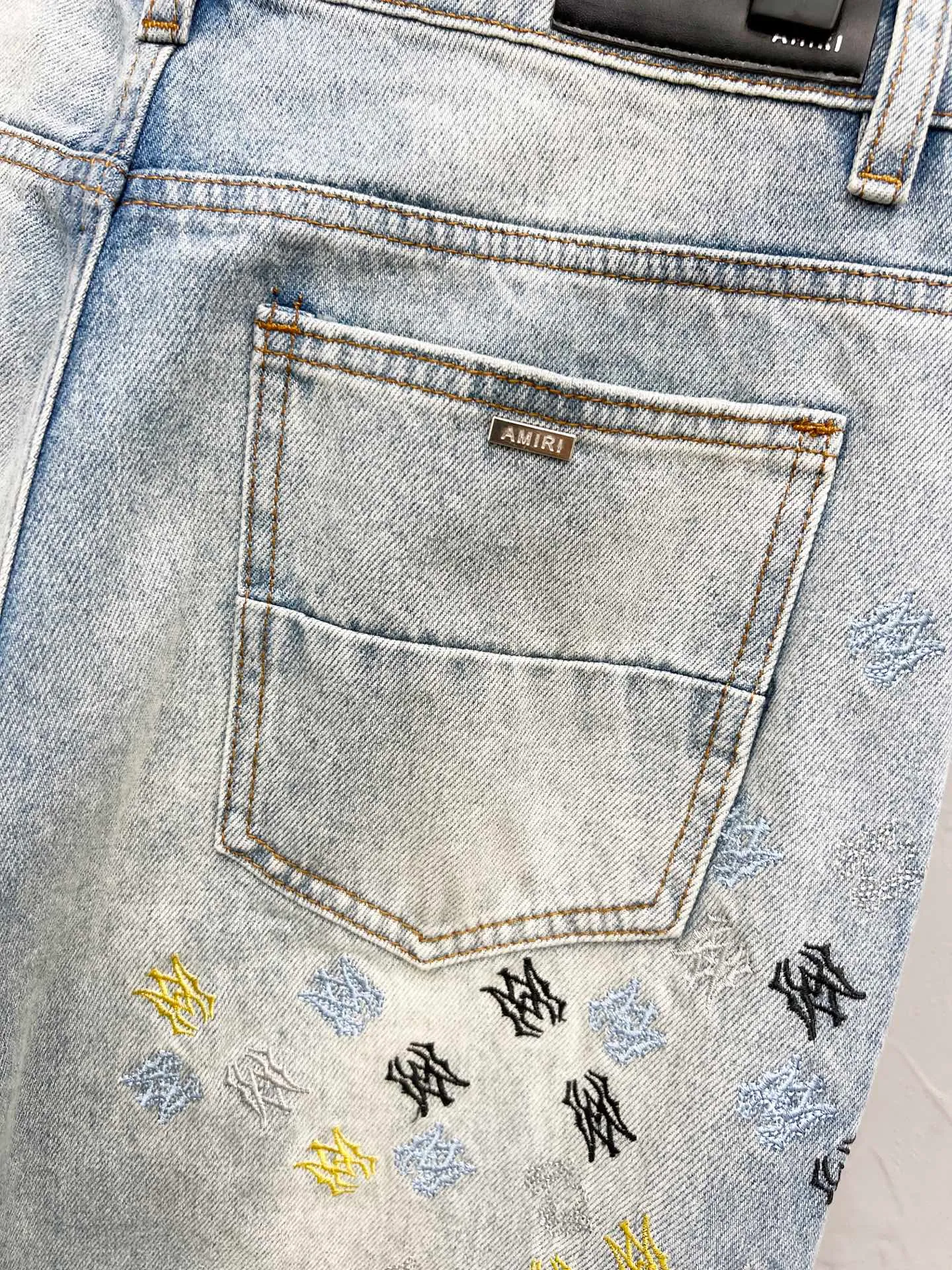 P270 Style number: [M930] AMIRI SS25 logo appliqué embroidered straight jeans for men and women, indigo blue, top ceiling quality, styles with different wash textures, very friendly to people with thin legs and thick legs, the straight slim fit is very flattering to the leg shape, timeless moderate length, easy to match with, basic styling for various styles, a must-have in the wardrobe! The fabric is stiff but also makes the upper body soft without losing texture. The washing process is even more perfect. It is a must-have item for everyone! ! ! Washed wheat, hang tag, pants label, three labels complete Color: blue Size: 30, 32, 34, 36
