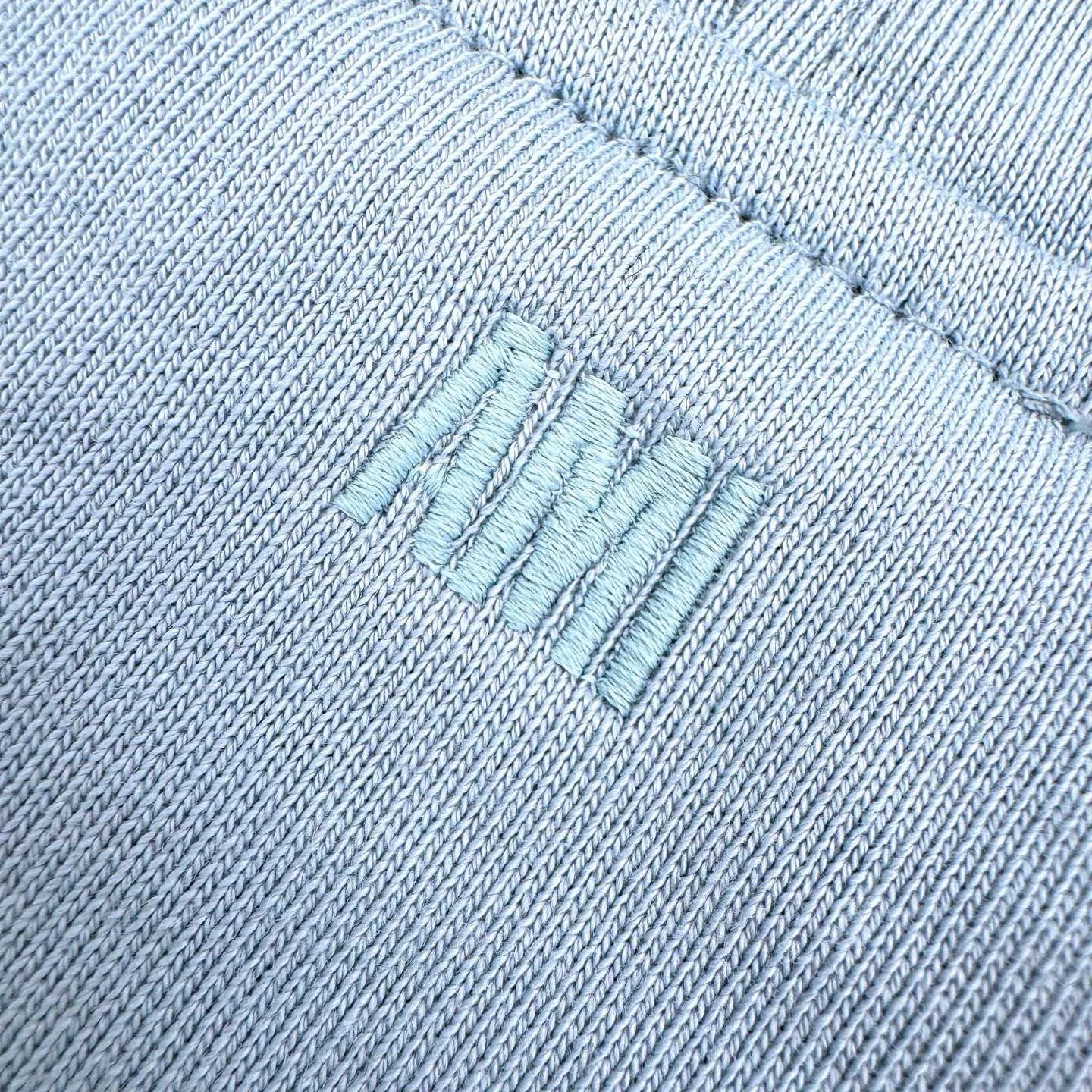 🅿️480 [Exclusive supply] Ami love embroidered hooded jacket (blue). Original purchase and development of 3,400 yuan. The fabric is made of customized mercerized cotton. It feels delicate and comfortable against the skin. It is based on matte gray. It comes with a soft light filter. The black silk thread dances on the chest with love embroidery. It is low-key and powerful. The French romantic code is engraved. It is the ultimate simplification of color. It also conveys the love and persistence of life. Use simplicity to control complexity, outline the silhouette with freedom, and use imported machine embroidery technology. Use advanced computer control systems and precision mechanical components to realize Ami love embroidery operations with high precision. The lines are smooth and delicate, and the fabrics have been washed. It has a better hand feel and texture. It is not easy to deform, not easy to shrink, not easy to fade, and maintains long-term beauty. Size:S-M-L-XL