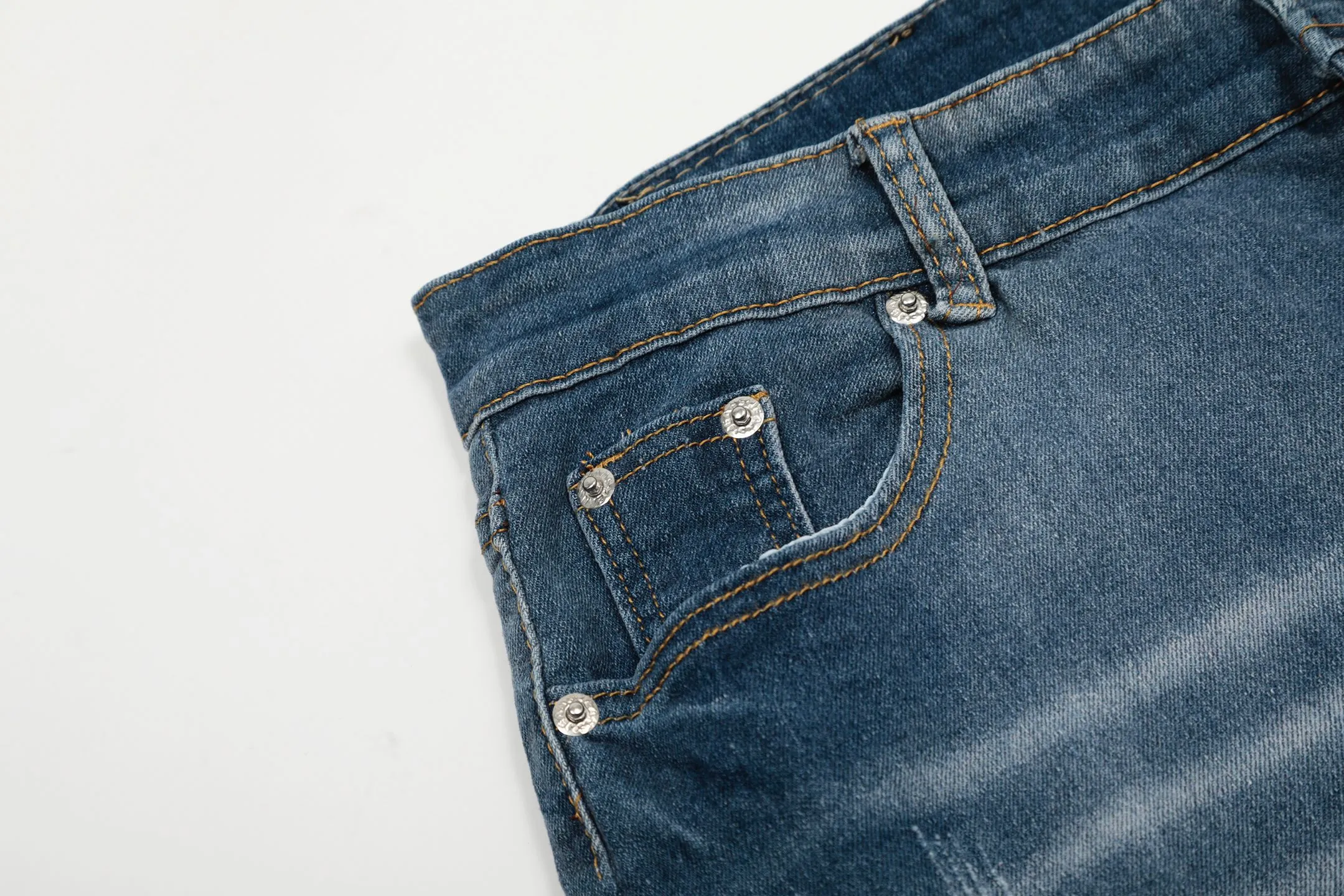 #M11 P168💰 AMIRI patch embroidery jeans trousers AMIRI high street basic ripped tight elastic jeans trousers amiri brand jeans break the production process and cutting of the original jeans, the fabrics are softer and more comfortable Hand-sewn collar label Customized logo buttons Genuine leather tag Color: Picture color Size: 30-32-34-36