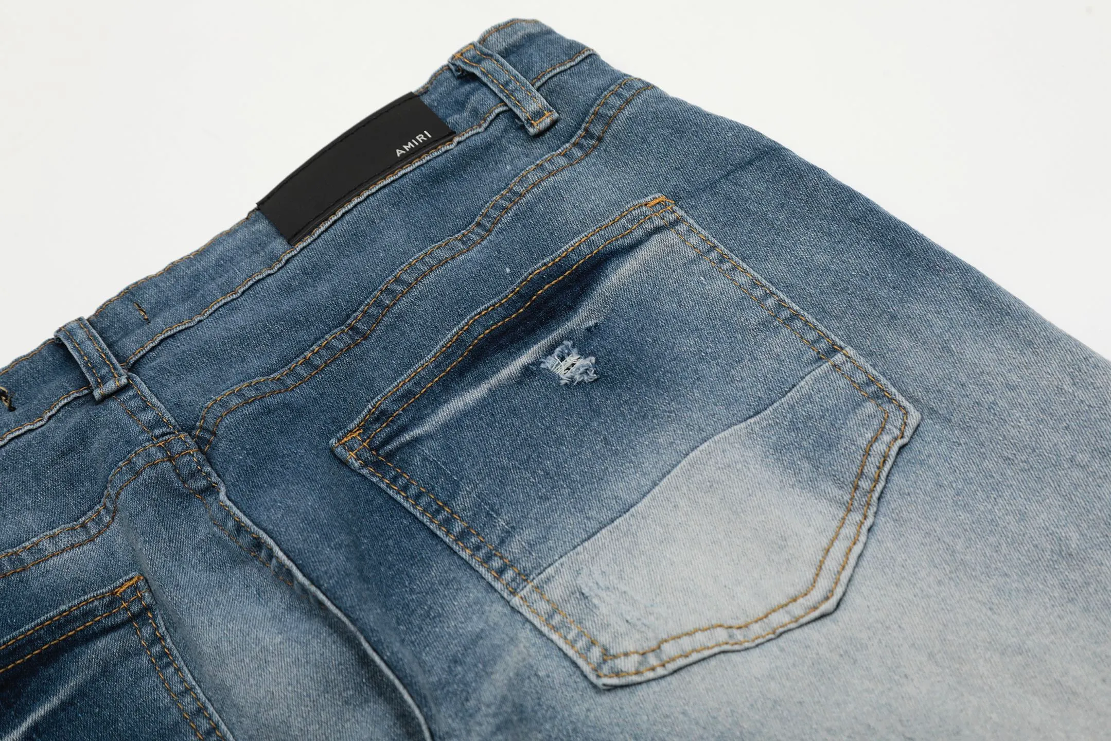 #M11 P168💰 AMIRI patch embroidery jeans trousers AMIRI high street basic ripped tight elastic jeans trousers amiri brand jeans break the production process and cutting of the original jeans, the fabrics are softer and more comfortable Hand-sewn collar label Customized logo buttons Genuine leather tag Color: Picture color Size: 30-32-34-36