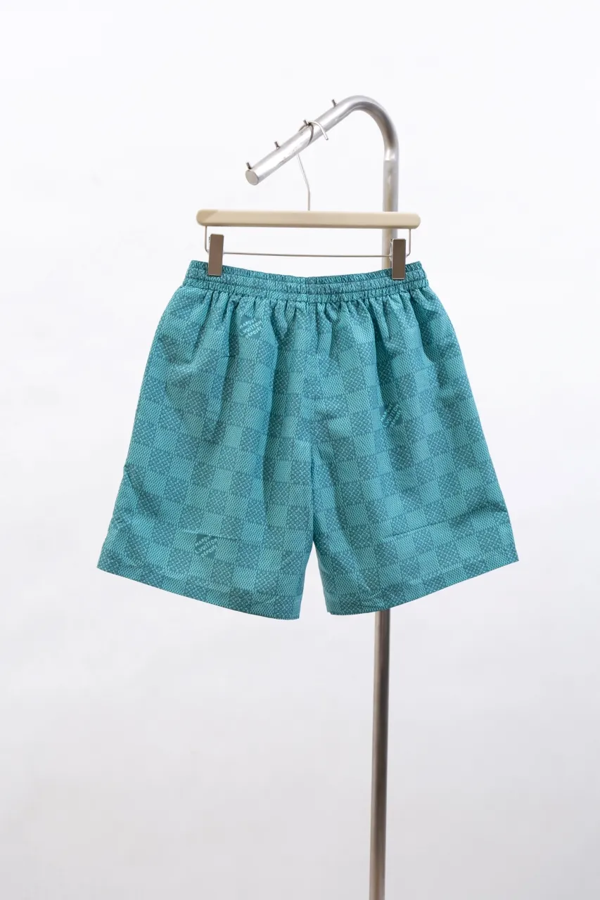 The new LV 24ss shorts are made of lightweight cotton with a full-length Damier Monogram pattern, integrating pocket Monogram elements and the chic Marque L.Vuitton Déposée logo into a checkered pattern. It adds eye-catching style to casual looks and pairs well with the matching shirt. Same style for men and women Size: S.M.L.XL