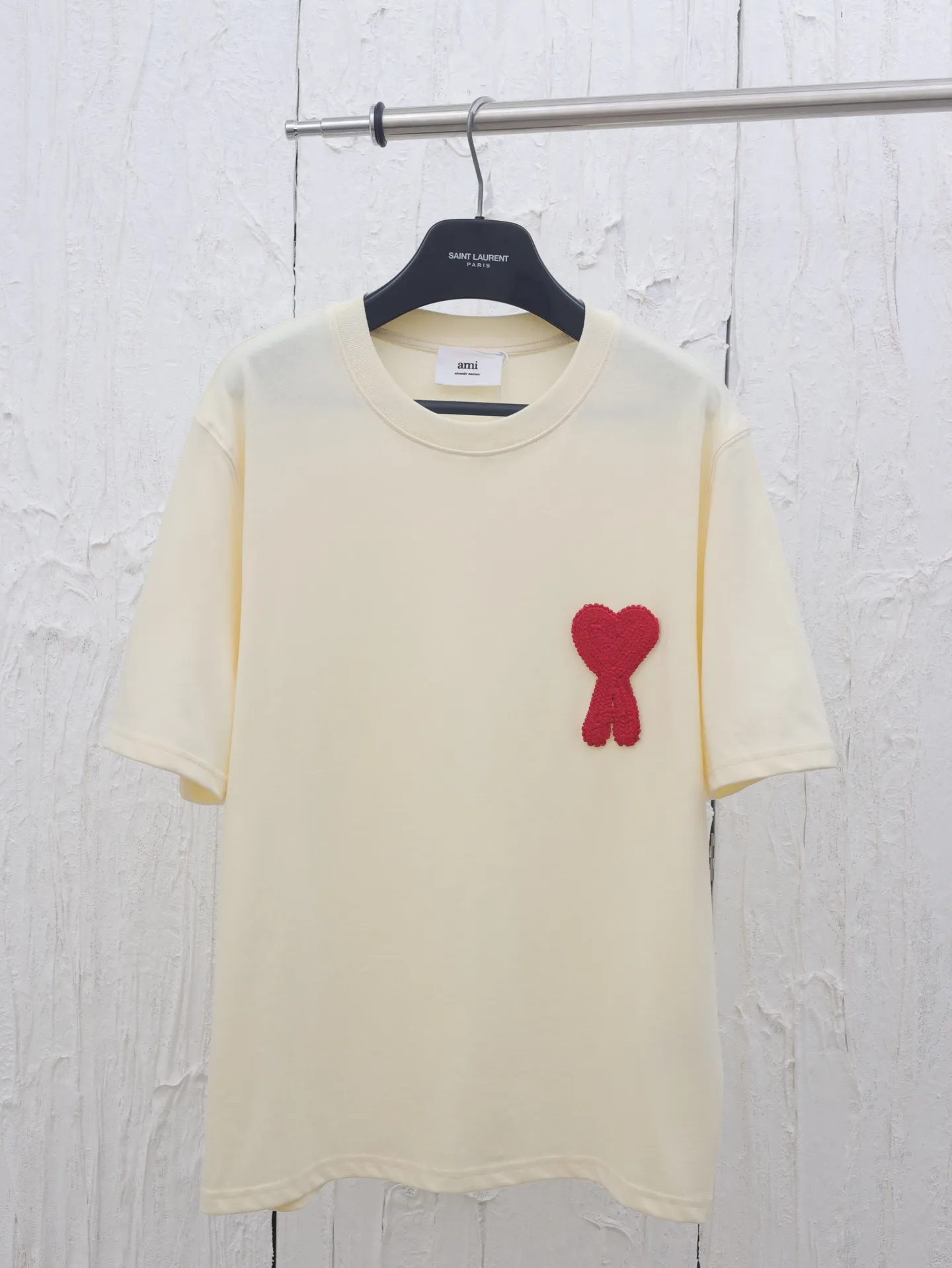 🅿️290 Ami 25 new spring and summer love embroidered round neck short-sleeved T-shirt is made of custom-woven and dyed 250g cotton double yarn fabric. It is thick and wide but not stiff. The upper body has a drapey muscle feel. It is soft and skin-friendly while perfectly hiding the flesh! The embroidered iconic big heart pattern is made with embroidery machines imported from Japan. The high-density chain embroidery stitches are fine and even, and the embroidery threads are full and three-dimensional. It "jumps" out of the clothes like a relief, and the fingertips touch it and it instantly falls! The outline of the heart is smooth and has no burrs, without a trace of edges or lines. It looks high-end from a distance and stunning up close. Even if it is worn close to the body, it will never dig into the skin. The craftsmanship details are directly in line with yb! The unique plush texture of towel embroidery has its own retro filter, and with a simple version, there is a hint of sophistication in the laziness!  Size：S/M/L