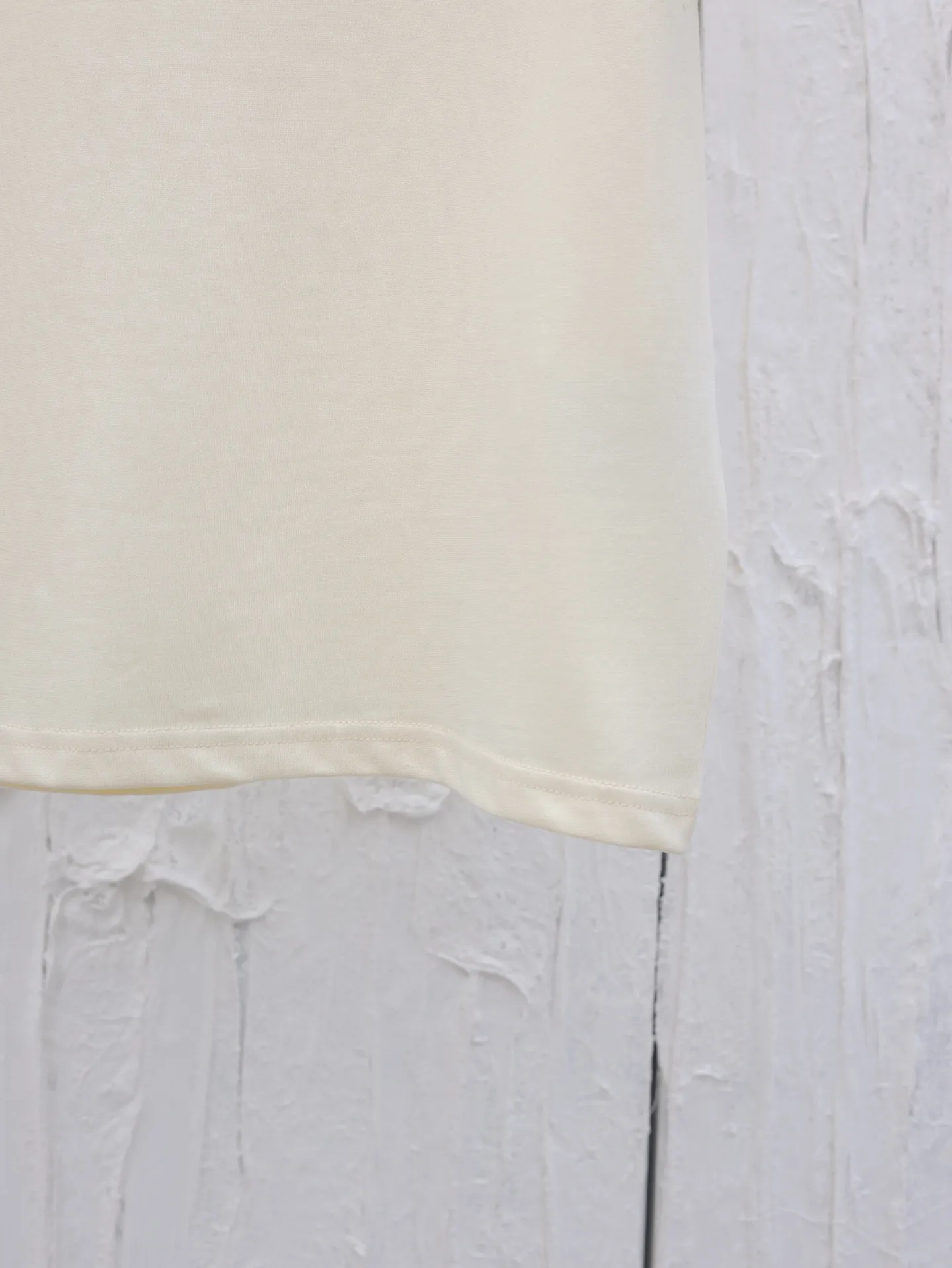 🅿️290 Ami 25 new spring and summer love embroidered round neck short-sleeved T-shirt is made of custom-woven and dyed 250g cotton double yarn fabric. It is thick and wide but not stiff. The upper body has a drapey muscle feel. It is soft and skin-friendly while perfectly hiding the flesh! The embroidered iconic big heart pattern is made with embroidery machines imported from Japan. The high-density chain embroidery stitches are fine and even, and the embroidery threads are full and three-dimensional. It "jumps" out of the clothes like a relief, and the fingertips touch it and it instantly falls! The outline of the heart is smooth and has no burrs, without a trace of edges or lines. It looks high-end from a distance and stunning up close. Even if it is worn close to the body, it will never dig into the skin. The craftsmanship details are directly in line with yb! The unique plush texture of towel embroidery has its own retro filter, and with a simple version, there is a hint of sophistication in the laziness!  Size：S/M/L