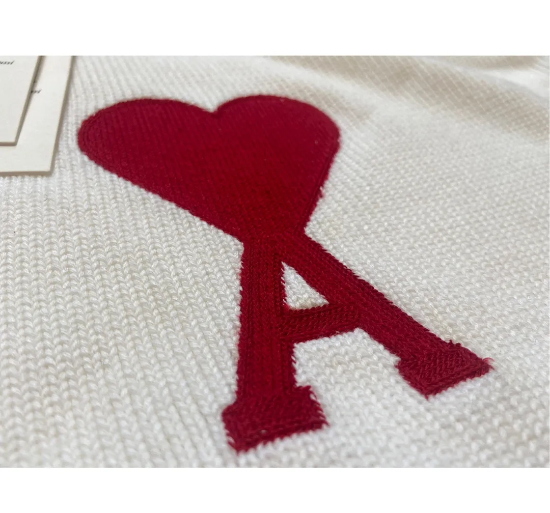 🅿️230 AMI sweater with love embroidery ① Differentiated from the replica version of market core-spun wool ② 100% pure cotton wool ③ Customized weaving weight up to 800 grams ④ Three-label QR code official website sticker ⑤ Official website size: S-L ⑥ Color: off-white