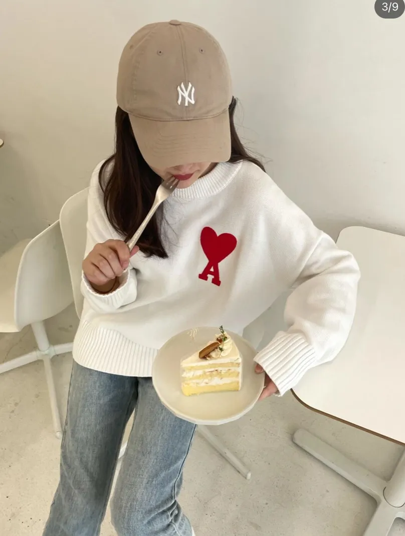 🅿️230 AMI sweater with love embroidery ① Differentiated from the replica version of market core-spun wool ② 100% pure cotton wool ③ Customized weaving weight up to 800 grams ④ Three-label QR code official website sticker ⑤ Official website size: S-L ⑥ Color: off-white