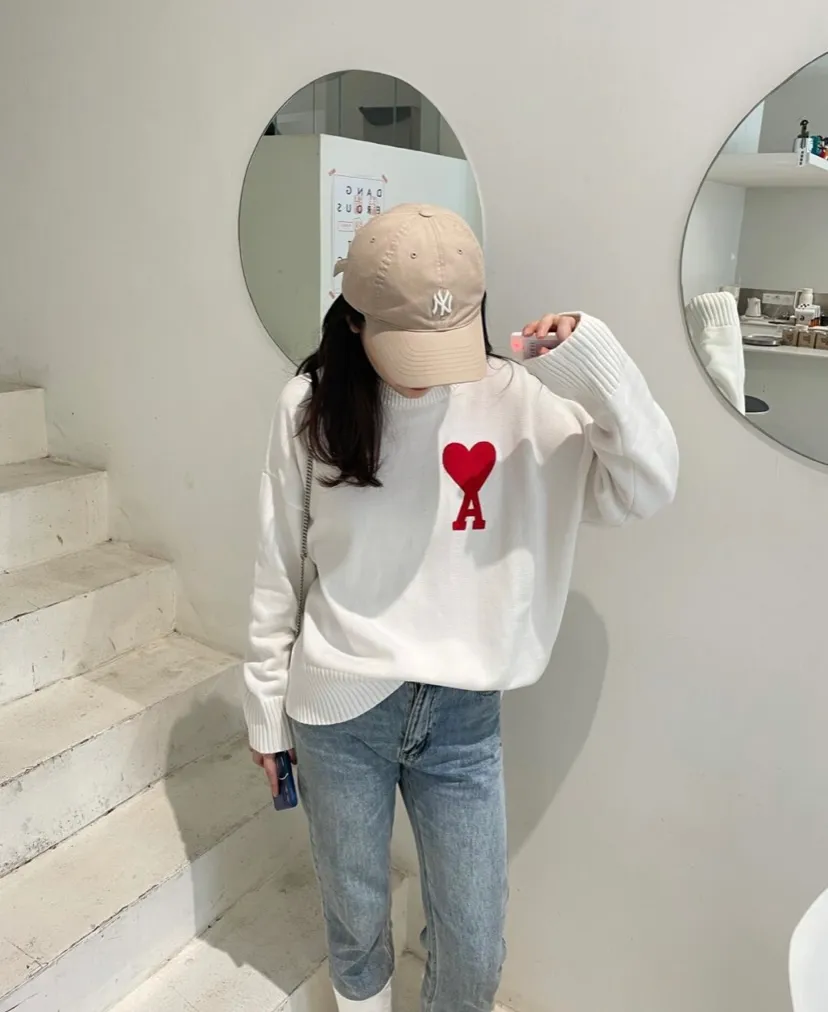 🅿️230 AMI sweater with love embroidery ① Differentiated from the replica version of market core-spun wool ② 100% pure cotton wool ③ Customized weaving weight up to 800 grams ④ Three-label QR code official website sticker ⑤ Official website size: S-L ⑥ Color: off-white