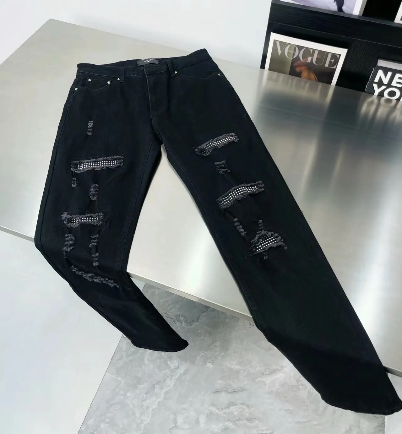 P260 🔥Heavy industrial model Item No.: A01 Style: AMIRI hot-drilled high street jeans (micro-elastic) The fabric is made of customized cotton denim, high temperature shaping, heavy sand washing, non-fading, customized hardware, all with exclusive logo, one-to-one replica of the original version, original factory trademark, loose version, same style for men and women. Color: black Size #28 30 32 34➡️S M L XL Size reference picture 9⃣️