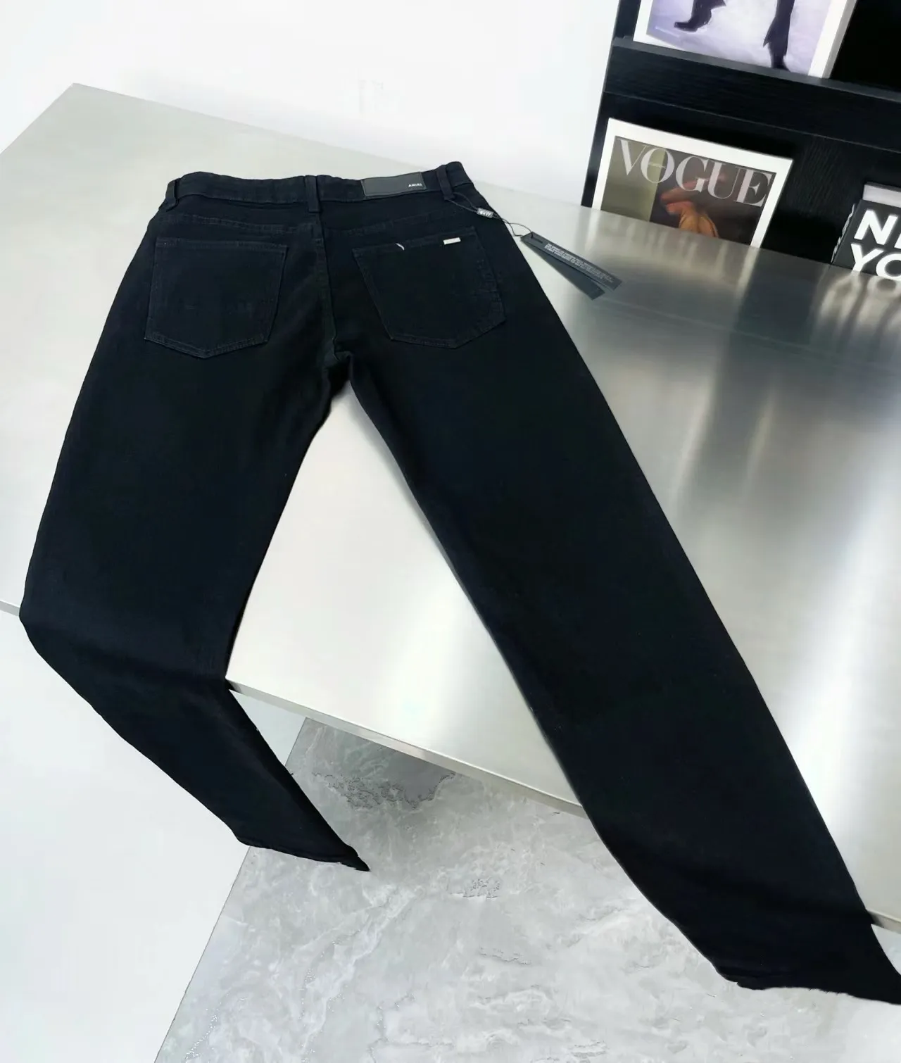P260 🔥Heavy industrial model Item No.: A01 Style: AMIRI hot-drilled high street jeans (micro-elastic) The fabric is made of customized cotton denim, high temperature shaping, heavy sand washing, non-fading, customized hardware, all with exclusive logo, one-to-one replica of the original version, original factory trademark, loose version, same style for men and women. Color: black Size #28 30 32 34➡️S M L XL Size reference picture 9⃣️