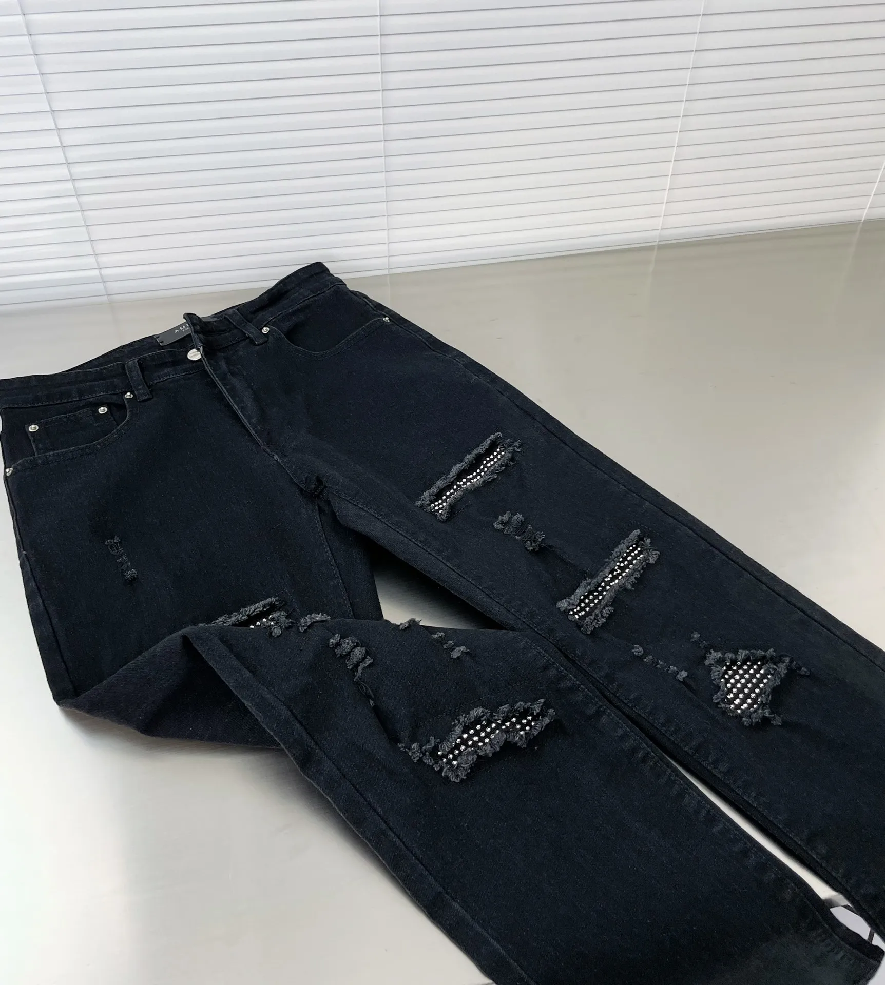 P260 🔥Heavy industrial model Item No.: A01 Style: AMIRI hot-drilled high street jeans (micro-elastic) The fabric is made of customized cotton denim, high temperature shaping, heavy sand washing, non-fading, customized hardware, all with exclusive logo, one-to-one replica of the original version, original factory trademark, loose version, same style for men and women. Color: black Size #28 30 32 34➡️S M L XL Size reference picture 9⃣️