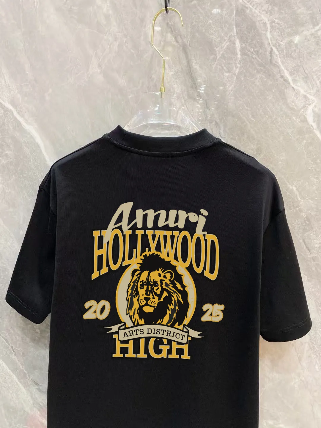 P150 AMIRI 2025 spring and summer new style debut counter, the latest short-sleeved round neck T-shirt, high-end custom design, avant-garde and fashionable! The brand logo is designed with heavy craftsmanship printing, 250 grams of Xinjiang long-staple cotton fabric, comfortable to wear. Counter-level exquisite stitching. Fine workmanship. The upper body effect is incomparably handsome! A must-have item for a stylish man! Color: Black White Size: S-2XL (sub-size) Slightly wide version Size: S M L Due to manual measurement, there is a deviation of about 1-3CM in the size, please forgive me.