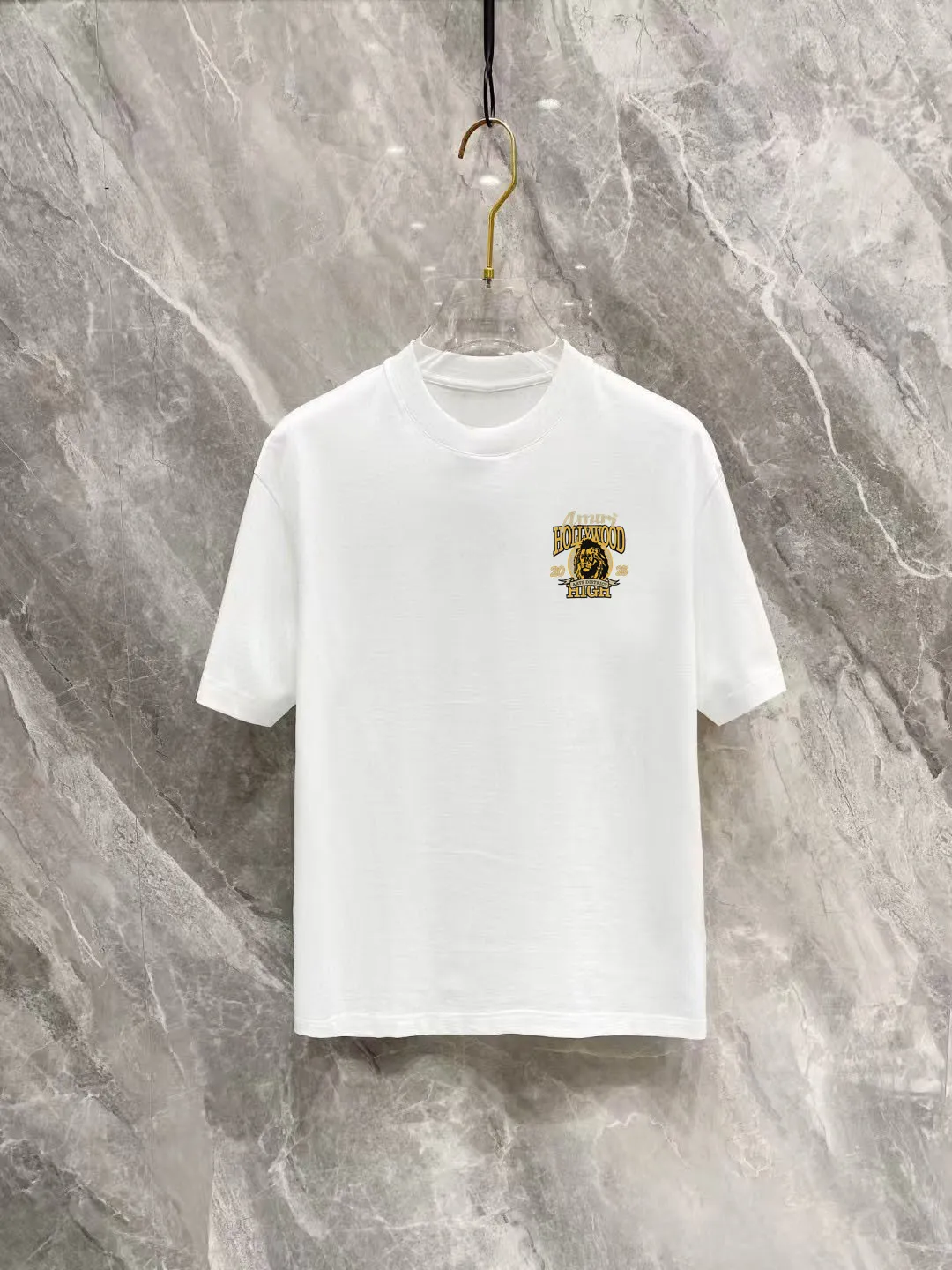 P150 AMIRI 2025 spring and summer new style debut counter, the latest short-sleeved round neck T-shirt, high-end custom design, avant-garde and fashionable! The brand logo is designed with heavy craftsmanship printing, 250 grams of Xinjiang long-staple cotton fabric, comfortable to wear. Counter-level exquisite stitching. Fine workmanship. The upper body effect is incomparably handsome! A must-have item for a stylish man! Color: Black White Size: S-2XL (sub-size) Slightly wide version Size: S M L Due to manual measurement, there is a deviation of about 1-3CM in the size, please forgive me.
