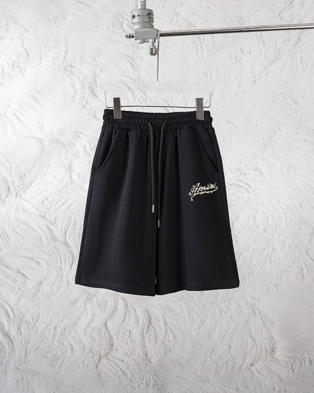 P180 AMIRI new shorts, classic printed shorts, light luxury, a must-have item for daily commuting for men and women, correct version, welcome to compare, detailed features · Made of 360g Xinjiang cotton double yarn fish scale terry fabric · Elastic waistband · Double needle stitching and cross-stitching process Color: black/grey Size: S M L XL XXL (please state your height and weight when placing an order)