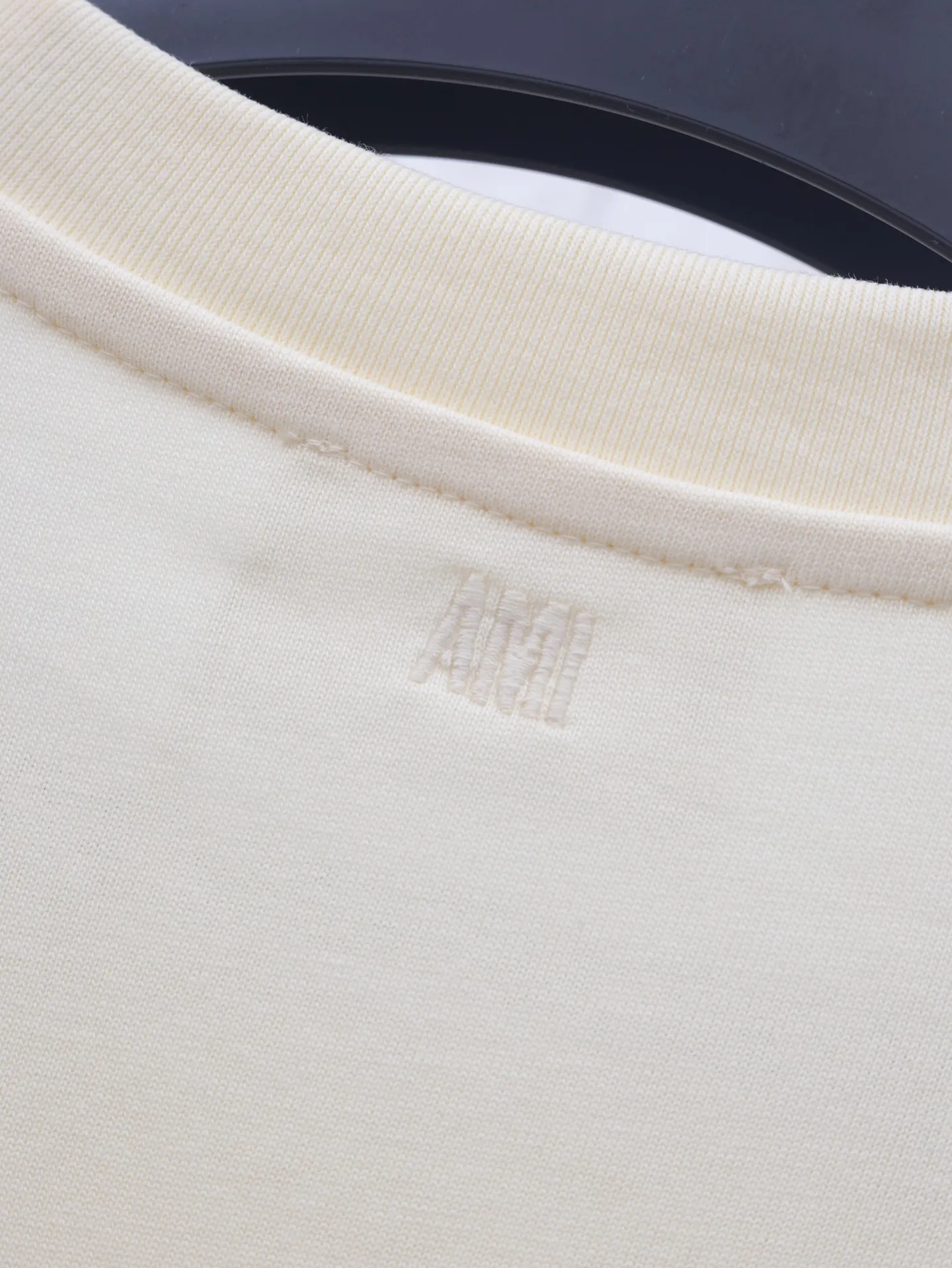 🅿️290 Ami 25 new spring and summer love embroidered round neck short-sleeved T-shirt is made of custom-woven and dyed 250g cotton double yarn fabric. It is thick and wide but not stiff. The upper body has a drapey muscle feel. It is soft and skin-friendly while perfectly hiding the flesh! The embroidered iconic big heart pattern is made with embroidery machines imported from Japan. The high-density chain embroidery stitches are fine and even, and the embroidery threads are full and three-dimensional. It "jumps" out of the clothes like a relief, and the fingertips touch it and it instantly falls! The outline of the heart is smooth and has no burrs, without a trace of edges or lines. It looks high-end from a distance and stunning up close. Even if it is worn close to the body, it will never dig into the skin. The craftsmanship details are directly in line with yb! The unique plush texture of towel embroidery has its own retro filter, and with a simple version, there is a hint of sophistication in the laziness!  Size：S/M/L