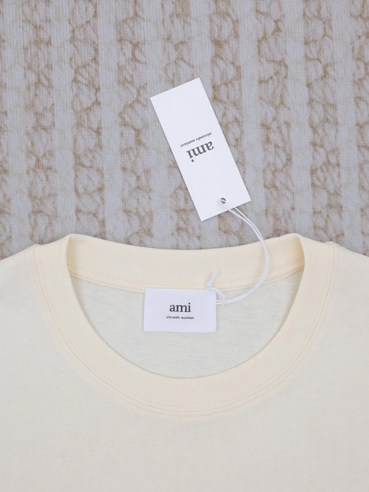 🅿️290 Ami 25 new spring and summer love embroidered round neck short-sleeved T-shirt is made of custom-woven and dyed 250g cotton double yarn fabric. It is thick and wide but not stiff. The upper body has a drapey muscle feel. It is soft and skin-friendly while perfectly hiding the flesh! The embroidered iconic big heart pattern is made with embroidery machines imported from Japan. The high-density chain embroidery stitches are fine and even, and the embroidery threads are full and three-dimensional. It "jumps" out of the clothes like a relief, and the fingertips touch it and it instantly falls! The outline of the heart is smooth and has no burrs, without a trace of edges or lines. It looks high-end from a distance and stunning up close. Even if it is worn close to the body, it will never dig into the skin. The craftsmanship details are directly in line with yb! The unique plush texture of towel embroidery has its own retro filter, and with a simple version, there is a hint of sophistication in the laziness!  Size：S/M/L