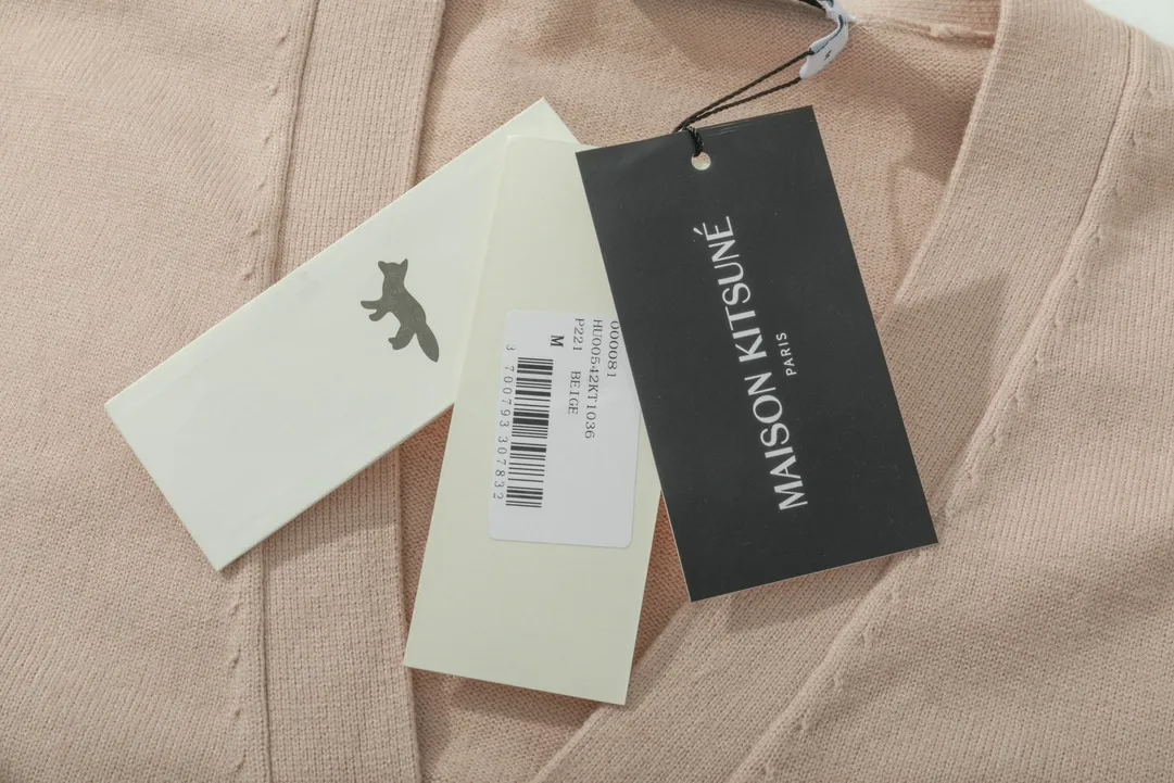 P200 A081# MAISON KITSUNE 2023 New Autumn and Winter Classic Fox Head Embroidered V-neck Cardigan Jacket Sweater Same Style for Men and Women Color: Anthracite Yellow Beige Colorful Blue Dark Green Burgundy Size: S-XL