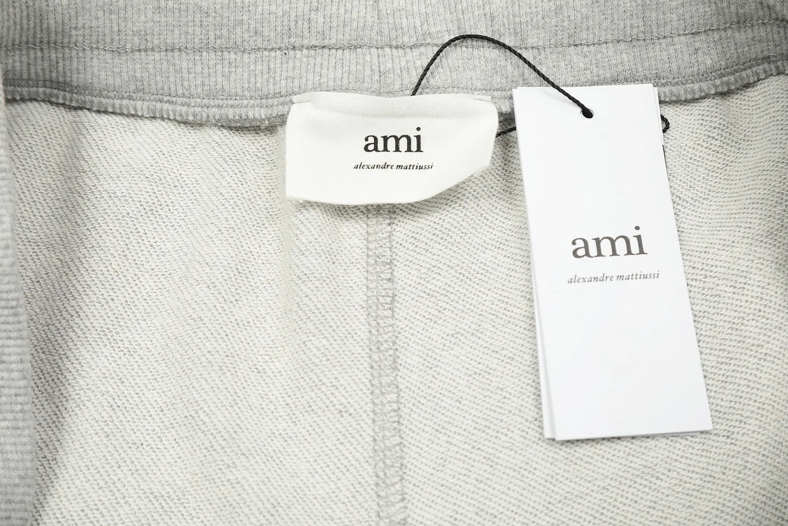AMI/Amy Macaron Embroidered Heart Classic Shorts Put aside all the messy words and let’s go directly to the product parameters: ✅380g customized rough-feel fabric ✅Correct workmanship Every detail is 100% restored to the official website ✅Threads are made of 500g high-gram heavyweight pure cotton threads Custom-woven and dyed in the same color in the same vat No color difference with the fabric Machine washable and not easy to deform ✅No comparison and no damage Differentiating the market currency Correct workmanship details High-quality pure cotton fabric ✅The webbing is made of custom-dyed high-density and high-thickness webbing. Comparing with the official website. ✅The only correct embroidery of the same material on the market. Differentiating the fakes on the market at a glance. ✅The version follows the official website. It is loose and slim and can wear 210 pounds. There is no pressure for global shopping. Size: S-XL. Color (6 colors): Black, White, Gray, Navy Khaki, Rose Pink.