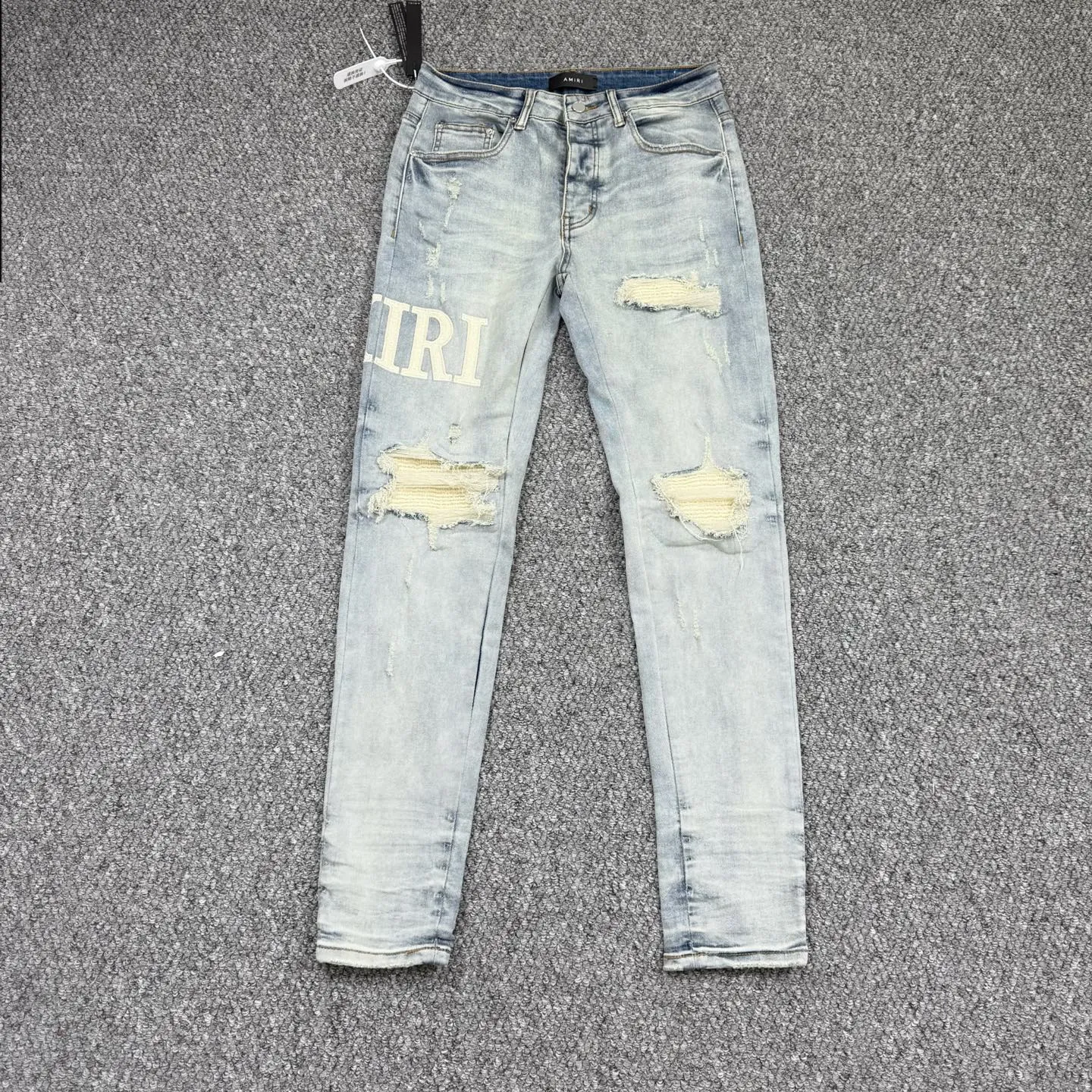 P260 Style number: H63 AMIRI & AMIRI new jeans linhchuan leather logo washed holes pattern denim shorts leg elastic denim trousers same style for men and women Accessories: complete accessories, all in original packaging, two hang tags to distinguish the low-end version outside, the hardware is standard to the authentic original version with logo aluminum alloy buckle, every detail makes it stand out from any version on the market Fabric: Genuine pattern-making and standard genuine custom-made imported fabrics using unique washing and dyeing methods, and individually hand-painted - hand-painted ripped micro-elastic jeans Color: blue with white letters Size: 30 32 34 36