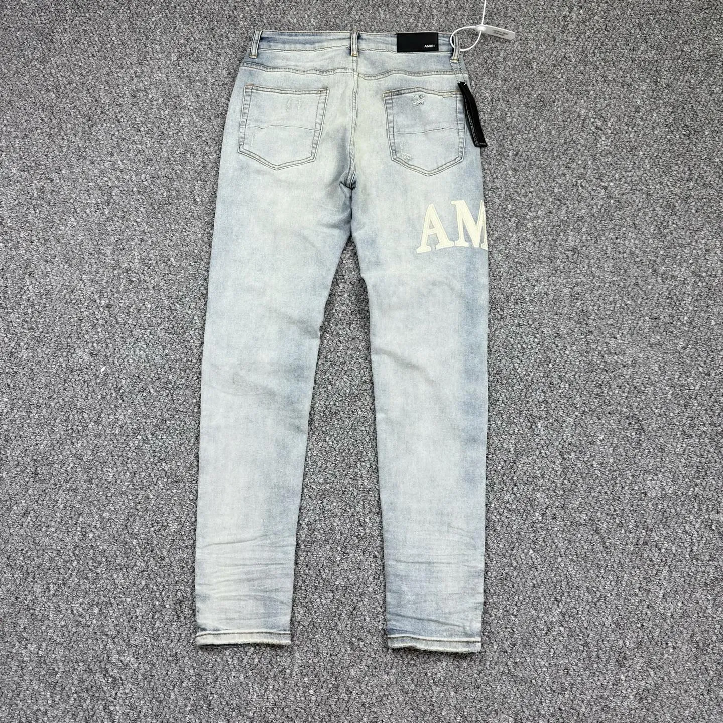 P260 Style number: H63 AMIRI & AMIRI new jeans linhchuan leather logo washed holes pattern denim shorts leg elastic denim trousers same style for men and women Accessories: complete accessories, all in original packaging, two hang tags to distinguish the low-end version outside, the hardware is standard to the authentic original version with logo aluminum alloy buckle, every detail makes it stand out from any version on the market Fabric: Genuine pattern-making and standard genuine custom-made imported fabrics using unique washing and dyeing methods, and individually hand-painted - hand-painted ripped micro-elastic jeans Color: blue with white letters Size: 30 32 34 36